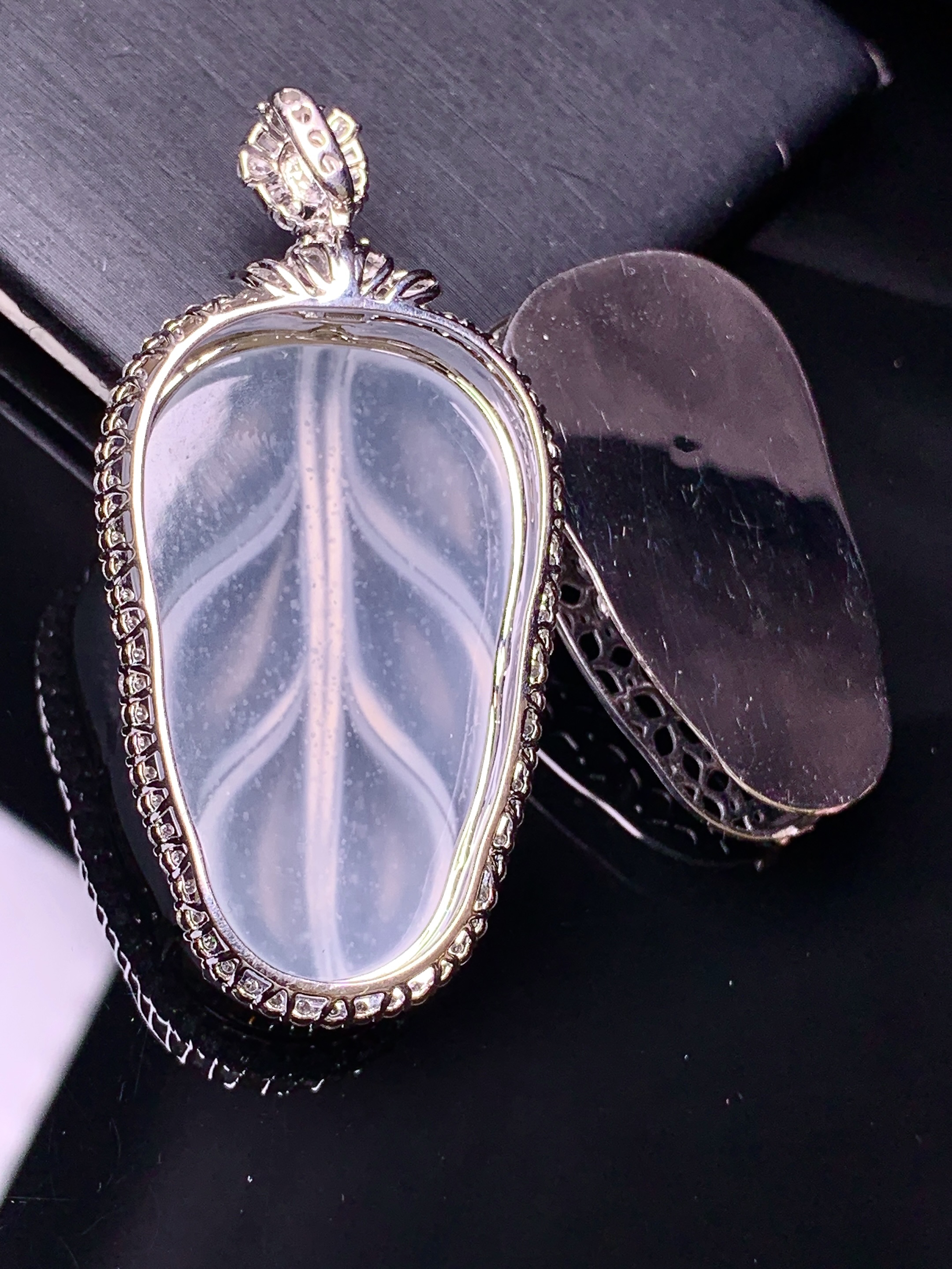 18k金钻镶嵌冰种树叶吊坠 玉质细腻 色泽艳丽清新 水润亮眼 整体尺寸52.5*26*10.8k1