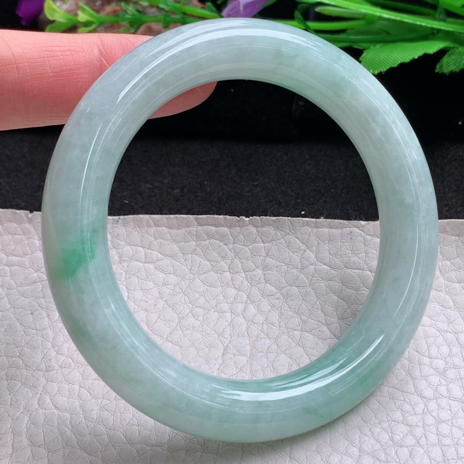 n实拍56*11*11.3美人镯 天然翡翠a货手镯飘绿大气圆条玉镯子