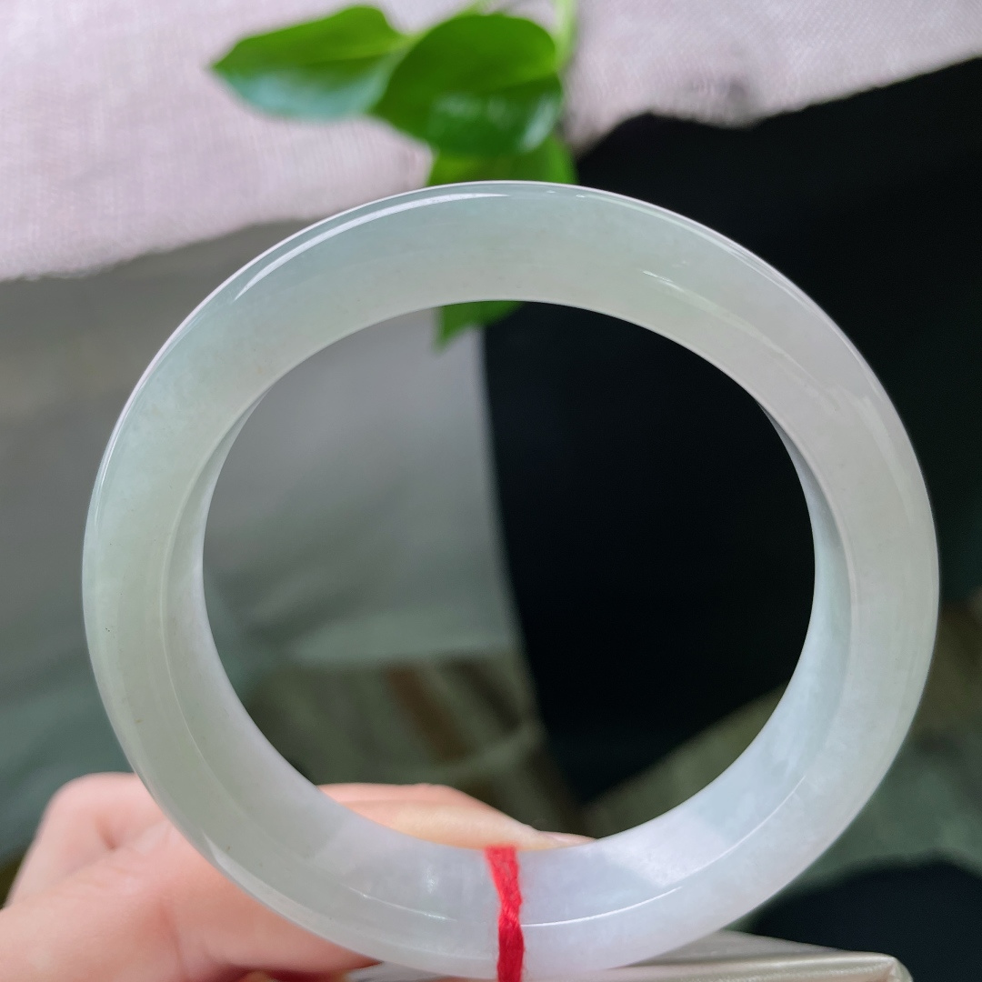 56.4/12.2/8.3，淡绿底正圈，种老水足，戴在腕上，连风的呼吸都变得更轻软了。，ss4812