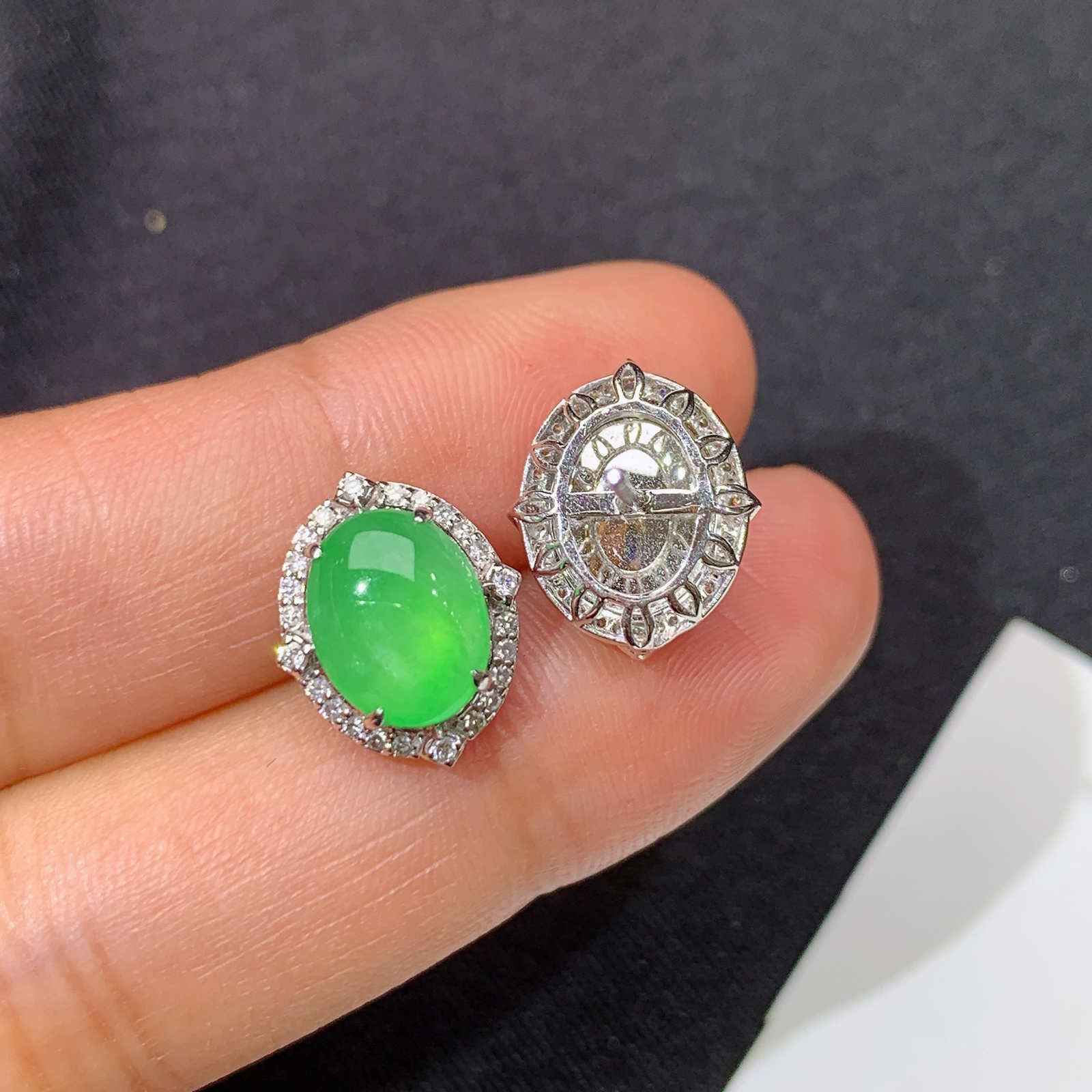 冰阳绿蛋面耳钉，18k金镶嵌，简约时尚，冰润色阳，种水足，Lp 尺寸9*6.8*3.2