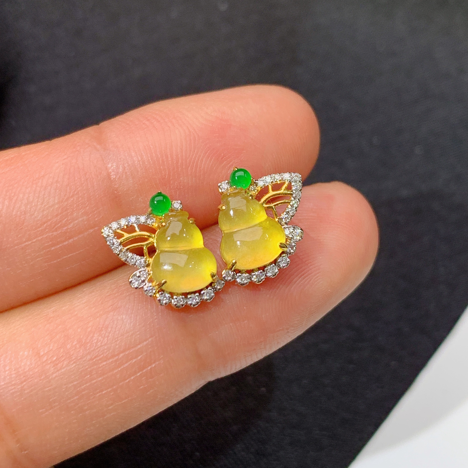 冰黄翡葫芦耳钉，18k金镶嵌，款式新颖，冰润鲜艳，种水足，Mi 尺寸6.6*5.3*2