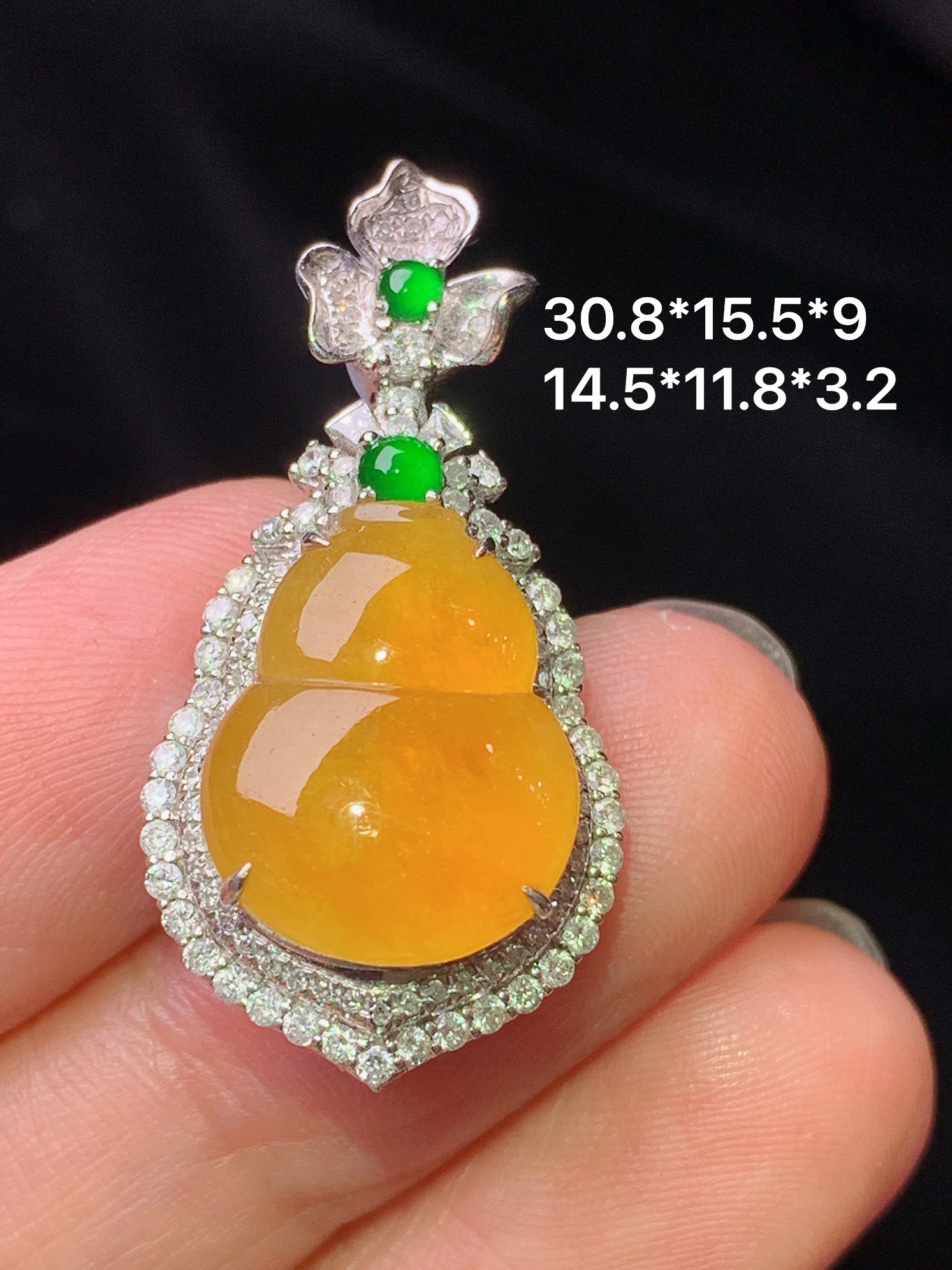 18k金钻镶嵌黄翡葫芦吊坠 玉质细腻 色泽艳丽清新 水润亮眼 整体尺寸30.8*15.5*9t1