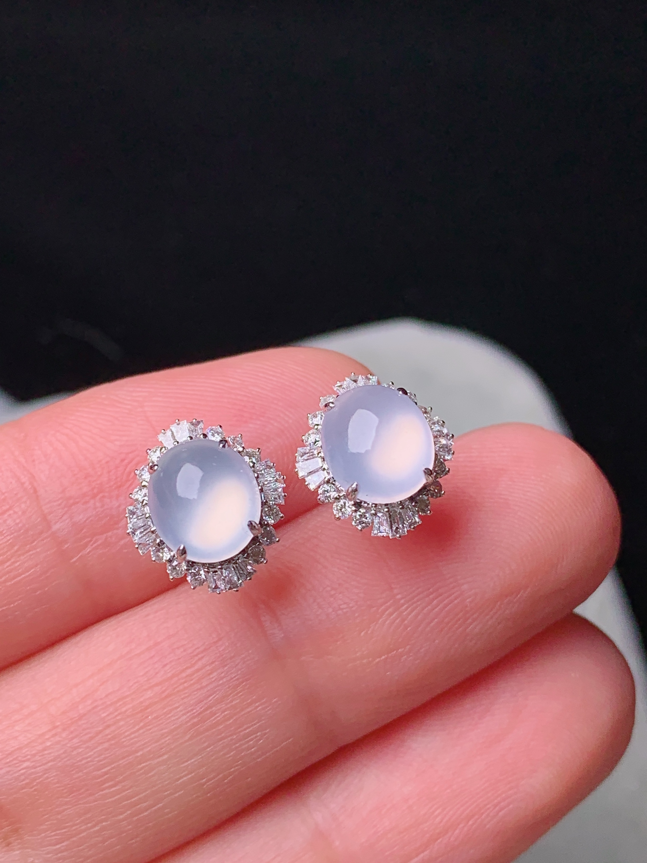 18k金钻镶嵌冰种蛋面耳钉 玉质细腻 色泽艳丽清新 水润亮眼 整体尺寸10.8*9.6*6.2t5