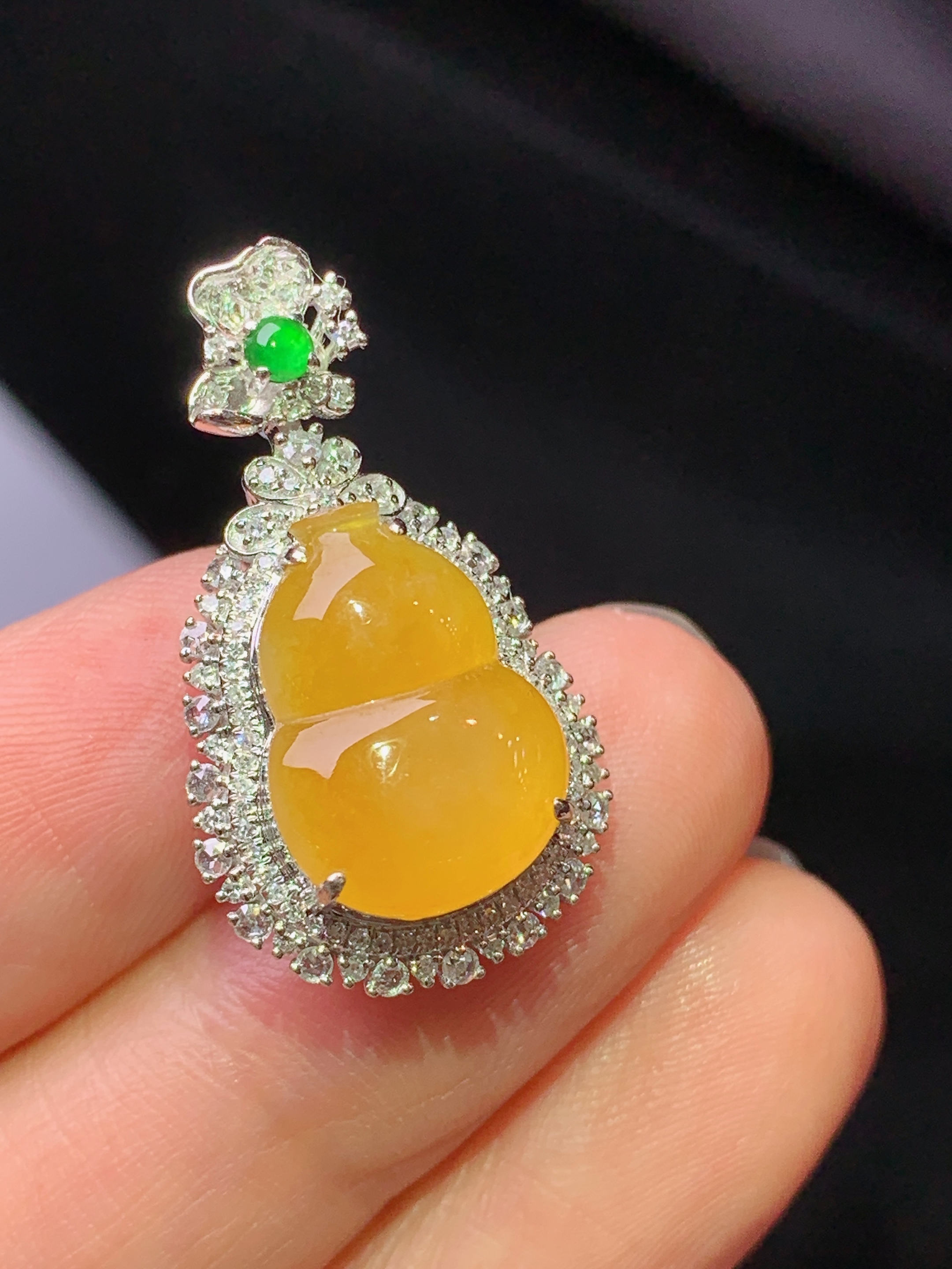 18k金钻镶嵌黄翡葫芦吊坠 玉质细腻 色泽艳丽清新 水润亮眼 整体尺寸27*15.5*9.8k1