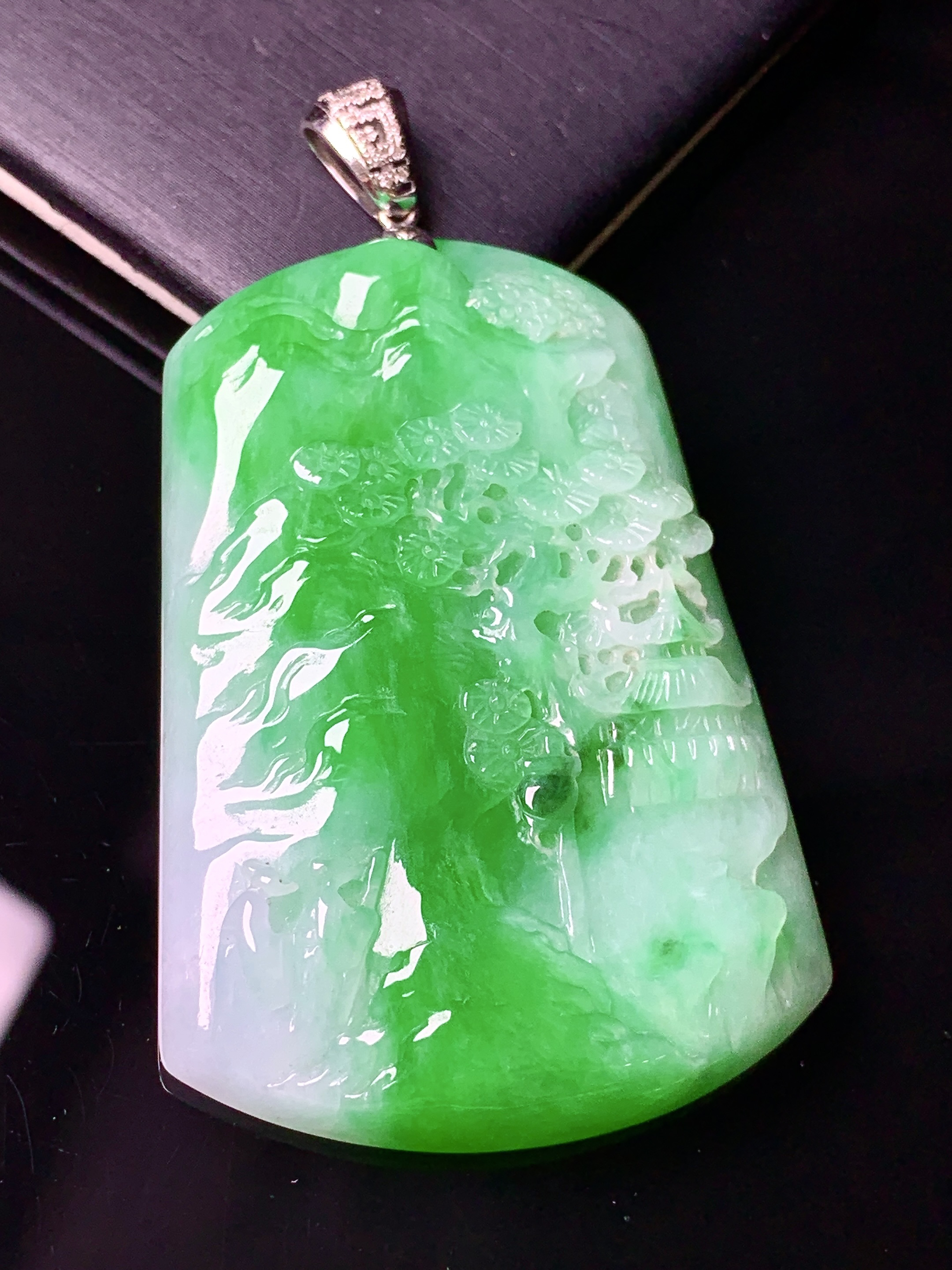 18k金镶嵌翠绿山水牌子吊坠 玉质细腻 色泽艳丽清新 水润亮眼 整体尺寸61.5*35.3*6.6L1