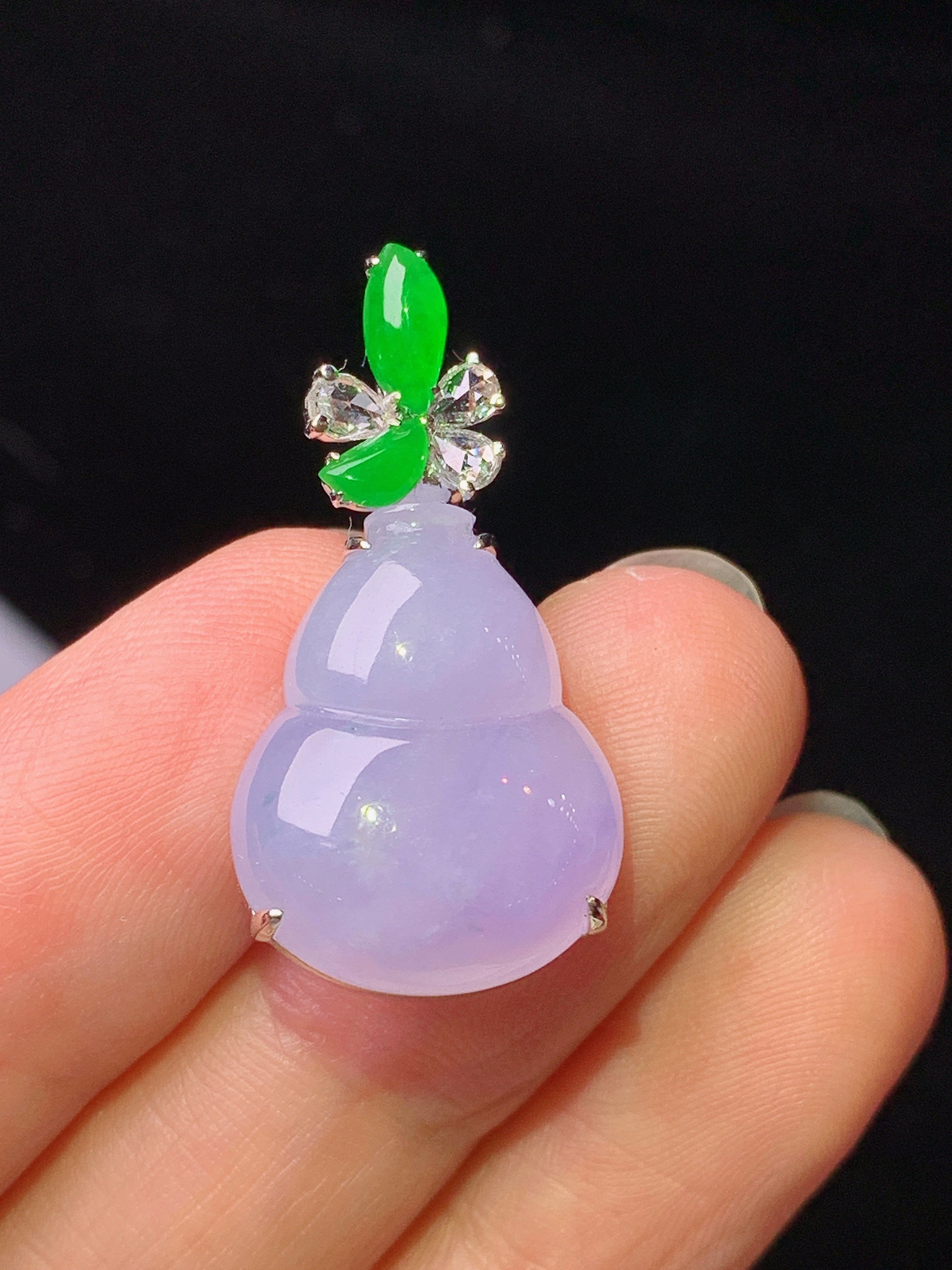 18k金钻镶嵌淡紫罗兰葫芦吊坠 玉质细腻 色泽艳丽清新 水润亮眼 整体尺寸28.6*14.6*7m5