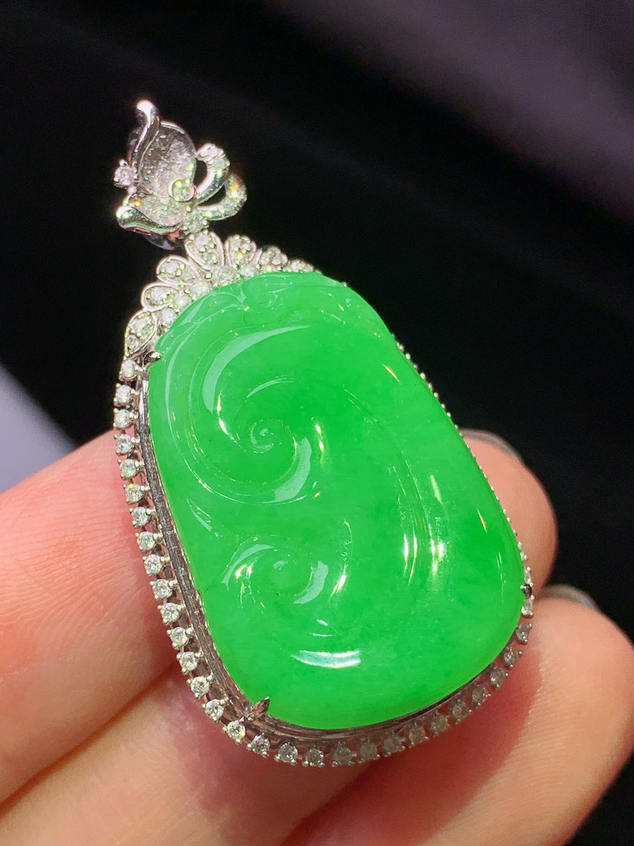 18k金钻镶嵌翠绿如意吊坠 玉质细腻 色泽艳丽清新 水润亮眼 整体尺寸38.5*20.5*9.8k1