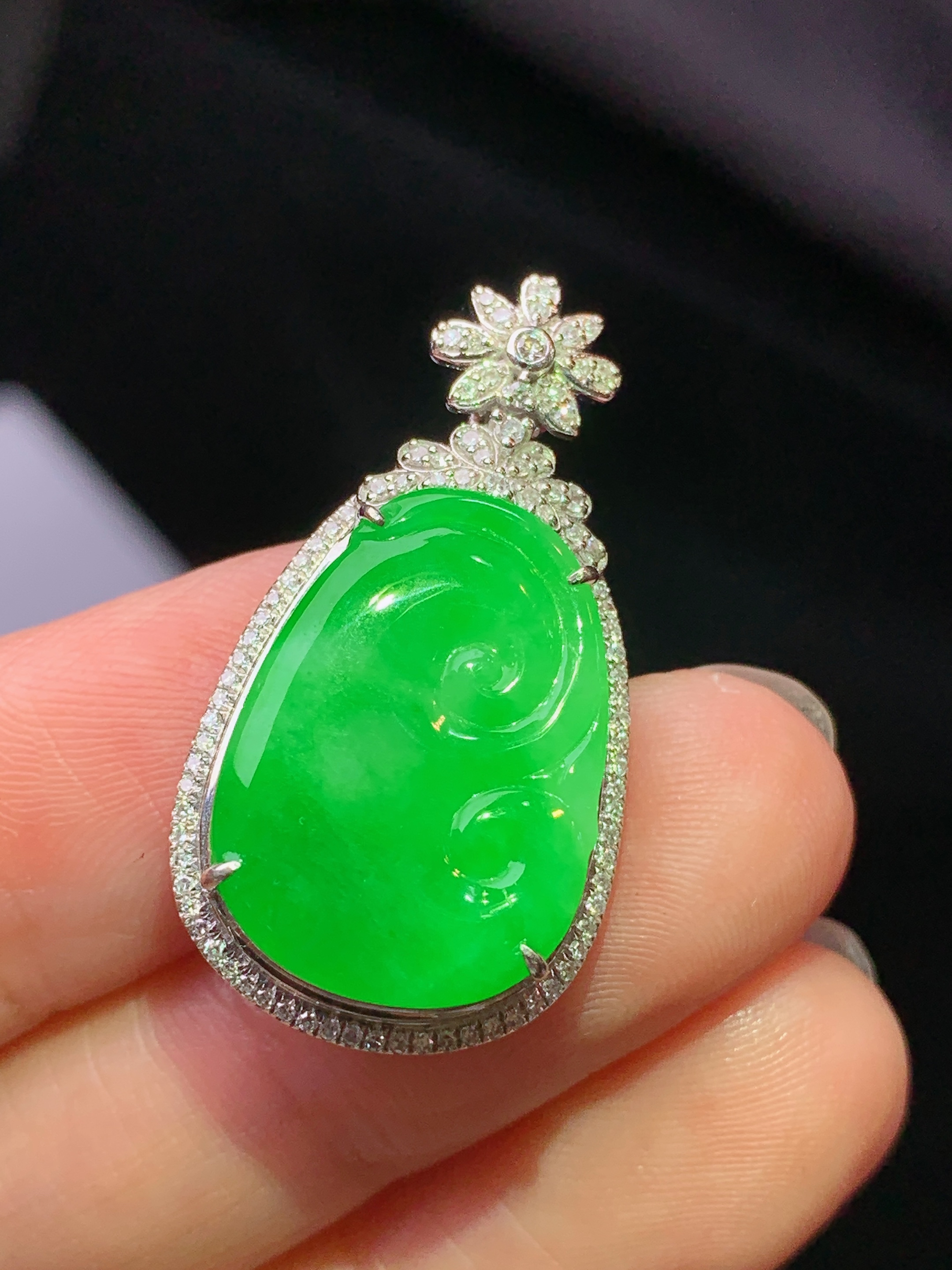 18k金钻镶嵌翠绿如意吊坠 玉质细腻 色泽艳丽清新 水润亮眼 整体尺寸29.5*16.2*6.2k1