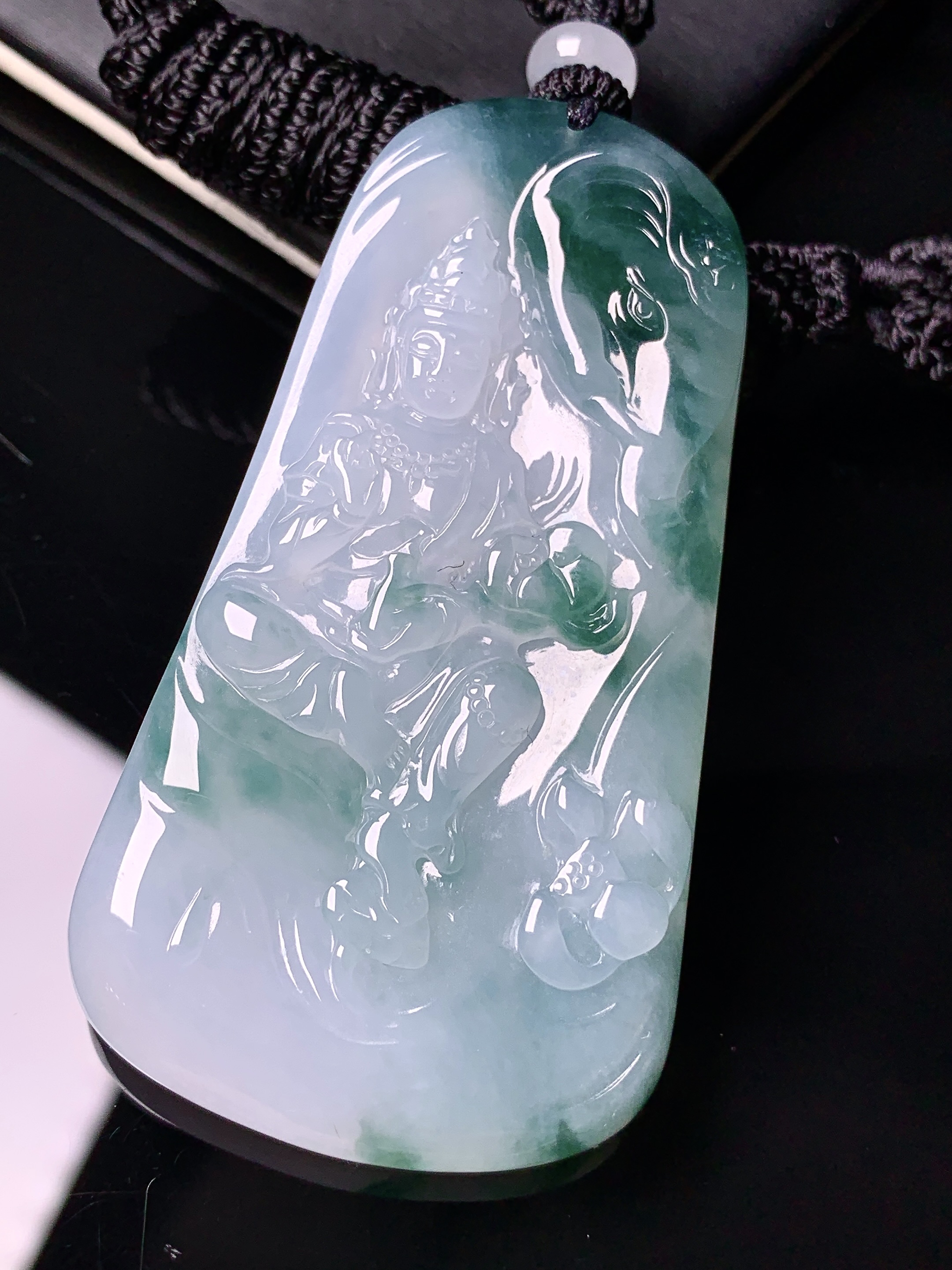 飘绿观音菩萨吊坠 玉质细腻 色泽艳丽清新 水润亮眼 整体尺寸61.5*33.2*6L1