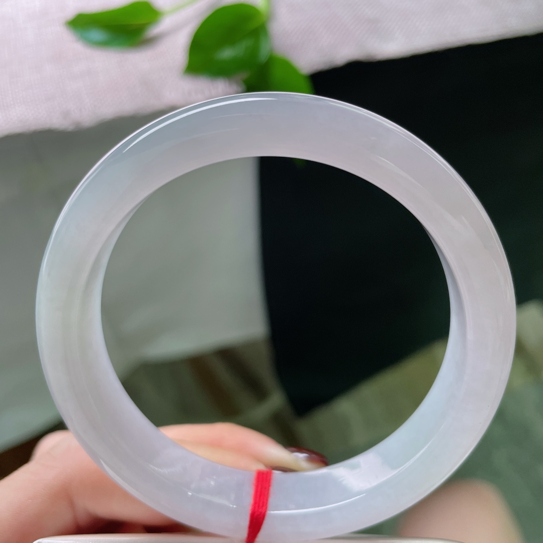 60/12.7/8.5，冰紫正圈，大圈口，把一场关于普罗旺斯的梦，凝练成冰，戴在手上。 从此，远方有