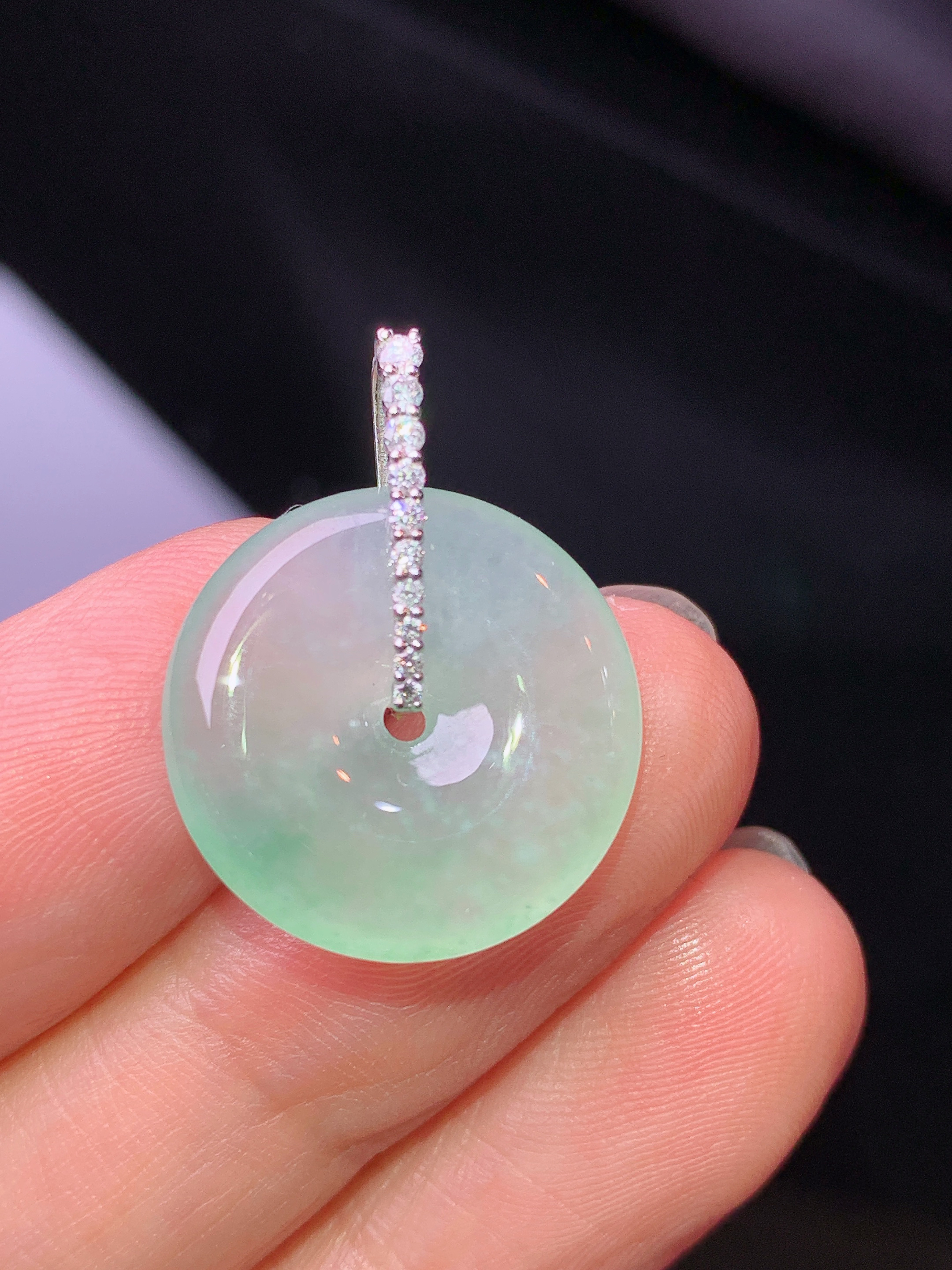 18k金钻镶嵌冰种平安扣吊坠 玉质细腻 色泽艳丽清新 水润亮眼 整体尺寸23.2*17.8*4b1