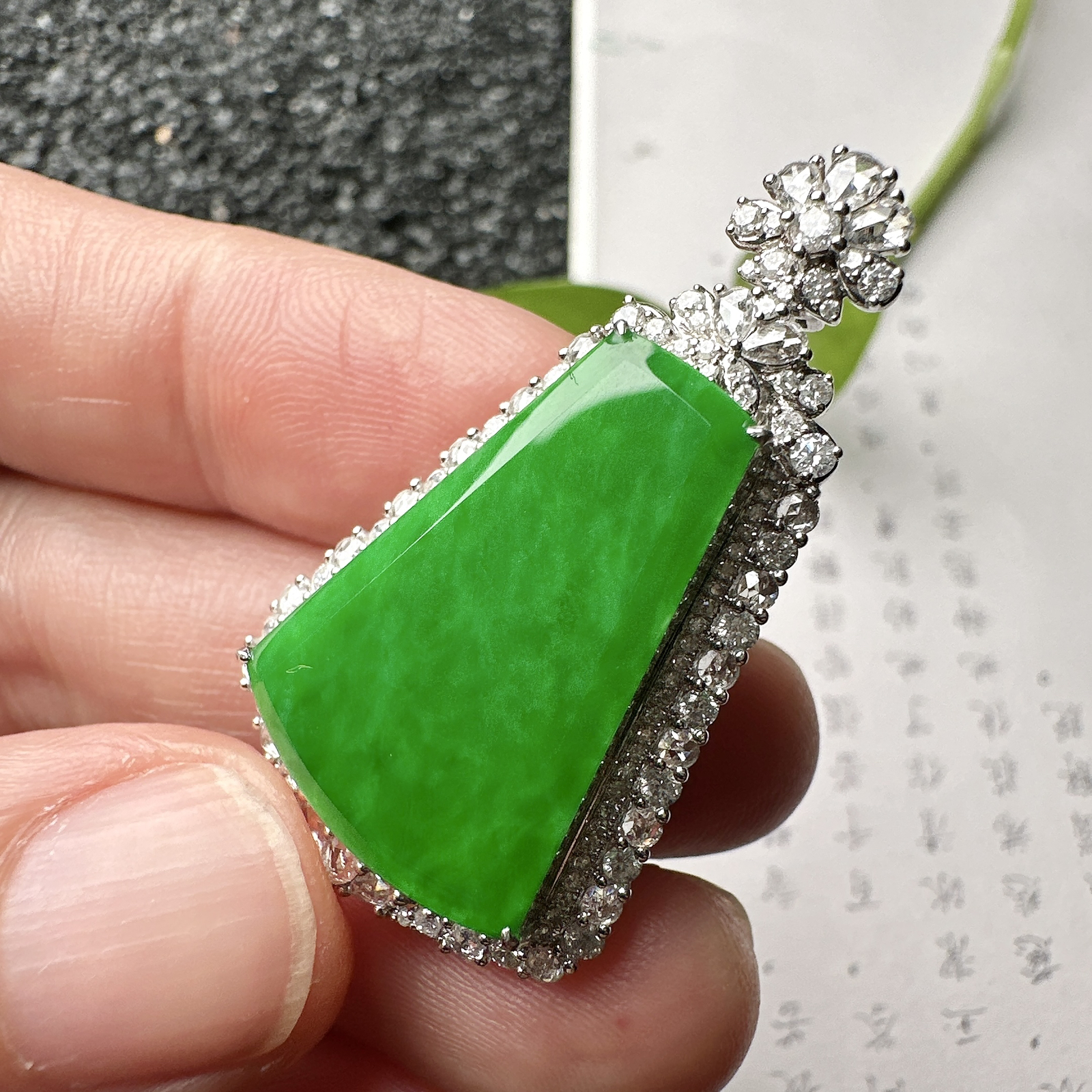 【冰种满绿无事牌】飘浓绿色泽，种水上乘，通透闪亮，晶莹剔透。18K金钻镶嵌，裸石尺寸24.2*16.8*2.5毫米。