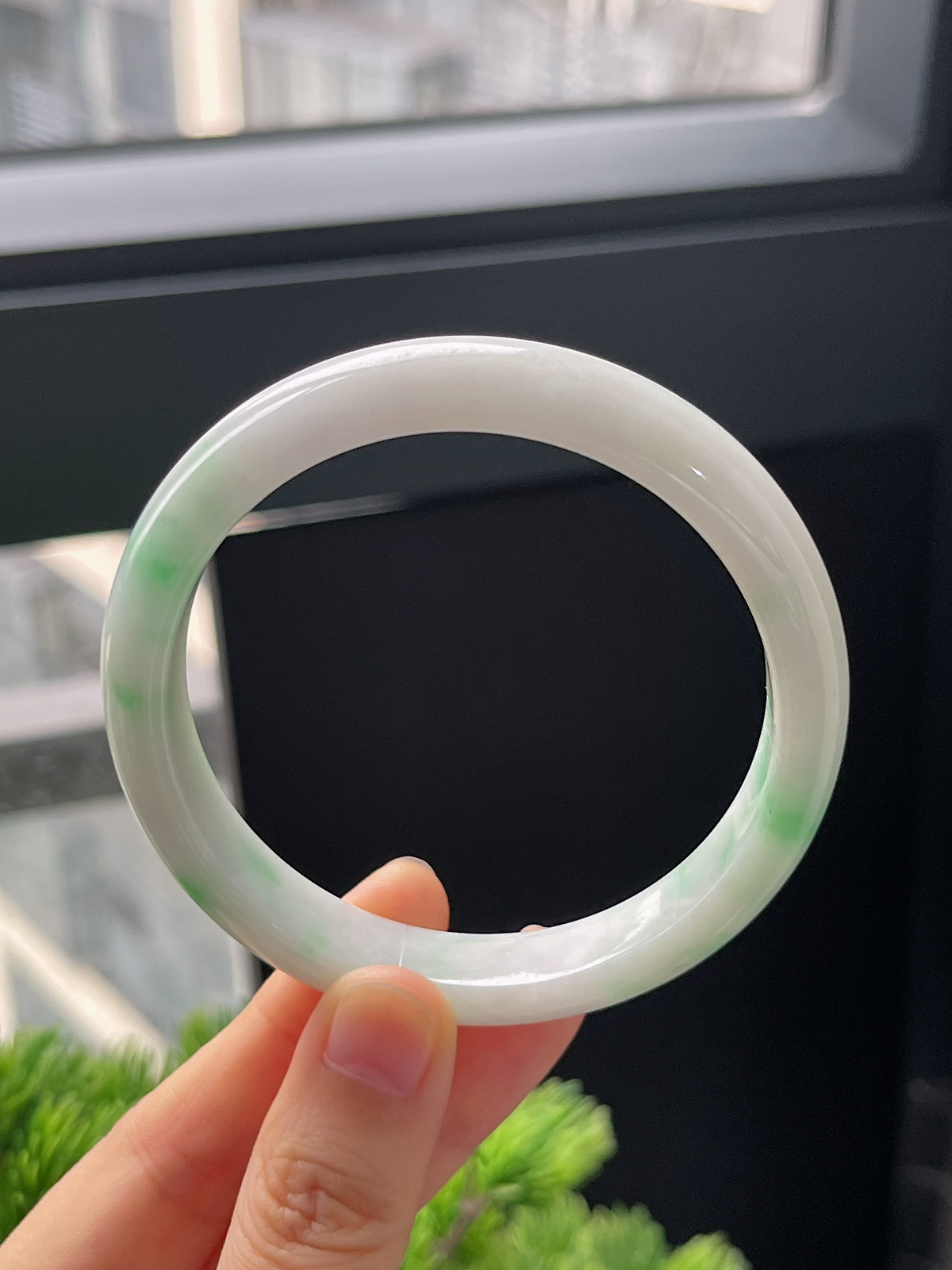 正圈59圈口，翡翠糯化种飘绿白底青手镯