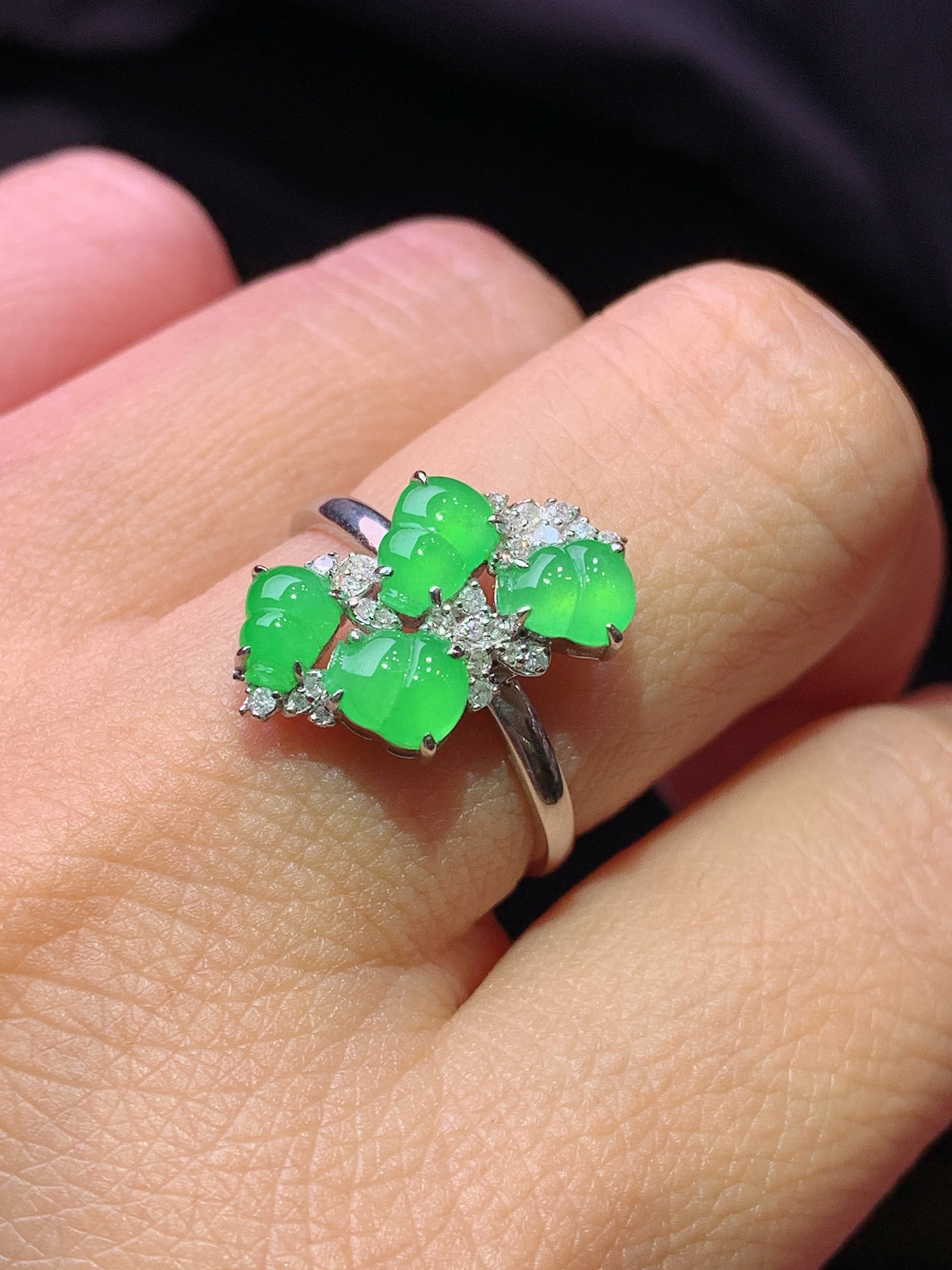 18k金钻镶嵌翠绿葫芦戒指 玉质细腻 色泽艳丽清新 水润亮眼 圈口14 整体尺寸17*10.3*4.5t1