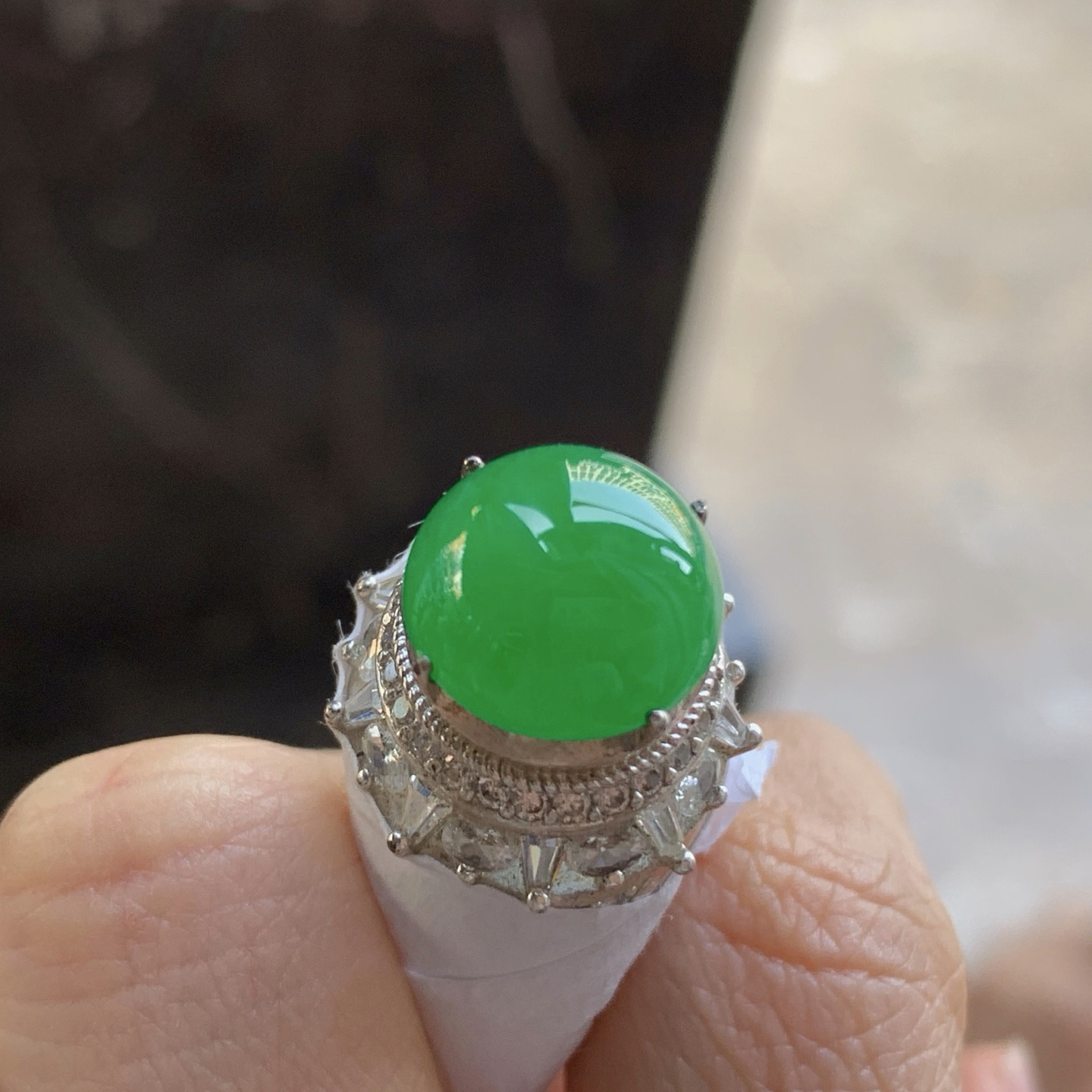 阳绿色戒面^_^鲜艳 玉质温润 饱满圆润
铜托