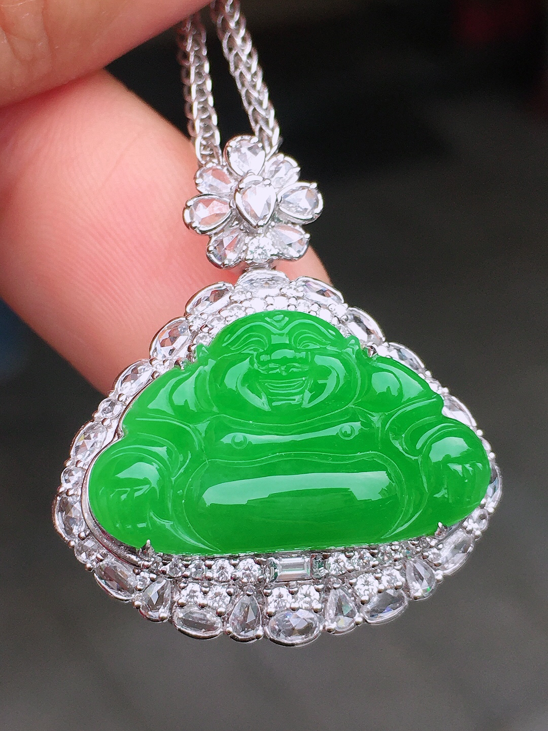 阳绿佛公吊坠，色泽均匀艳丽，玉质细腻，荧光感超
强，饱满圆润，尽显优雅气质，18k
金豪华镶嵌