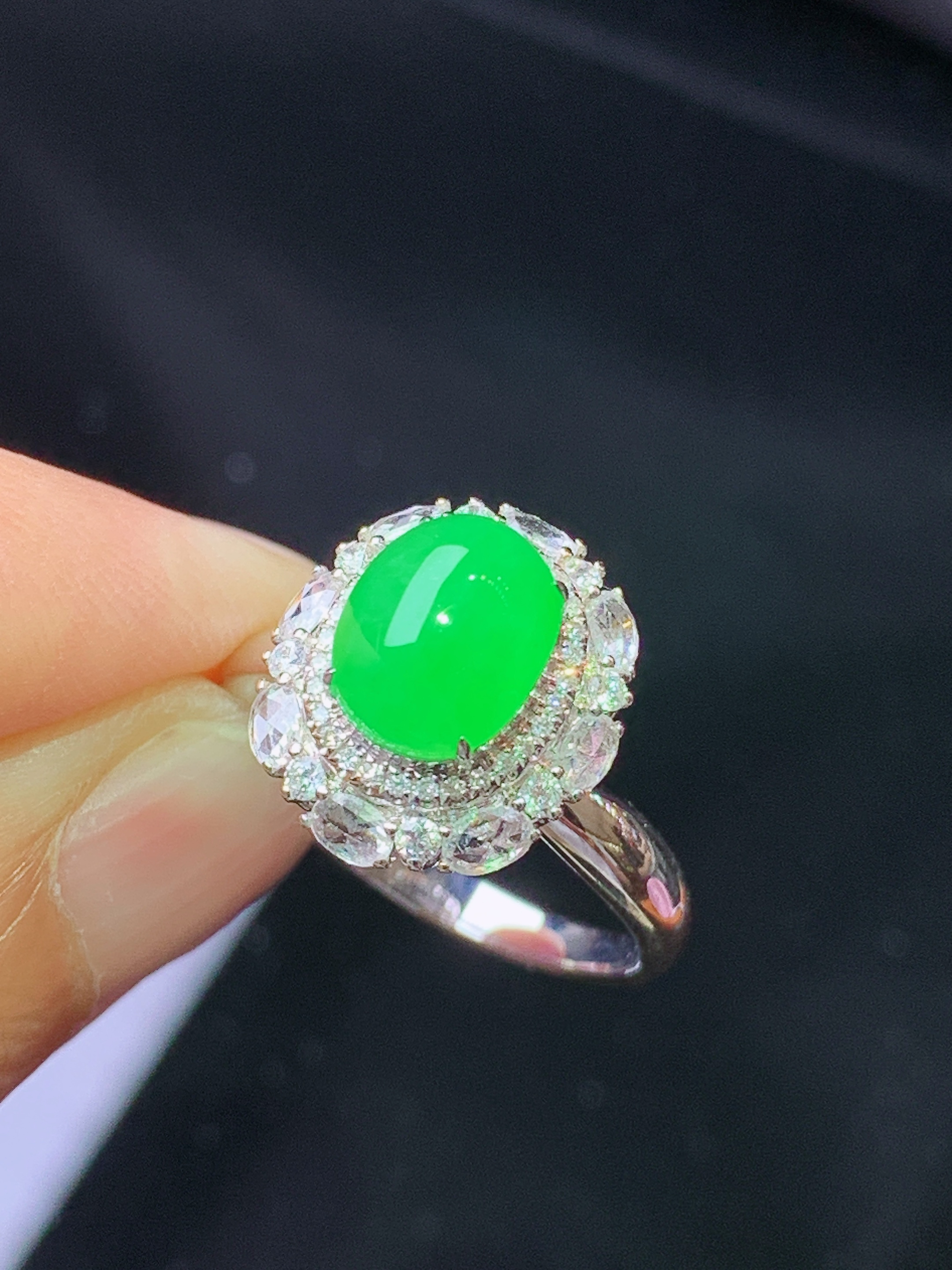 18k金钻镶嵌翠绿蛋面戒指 玉质细腻 色泽艳丽清新 水润亮眼 圈口13.5整体尺寸14*12.2*12k1