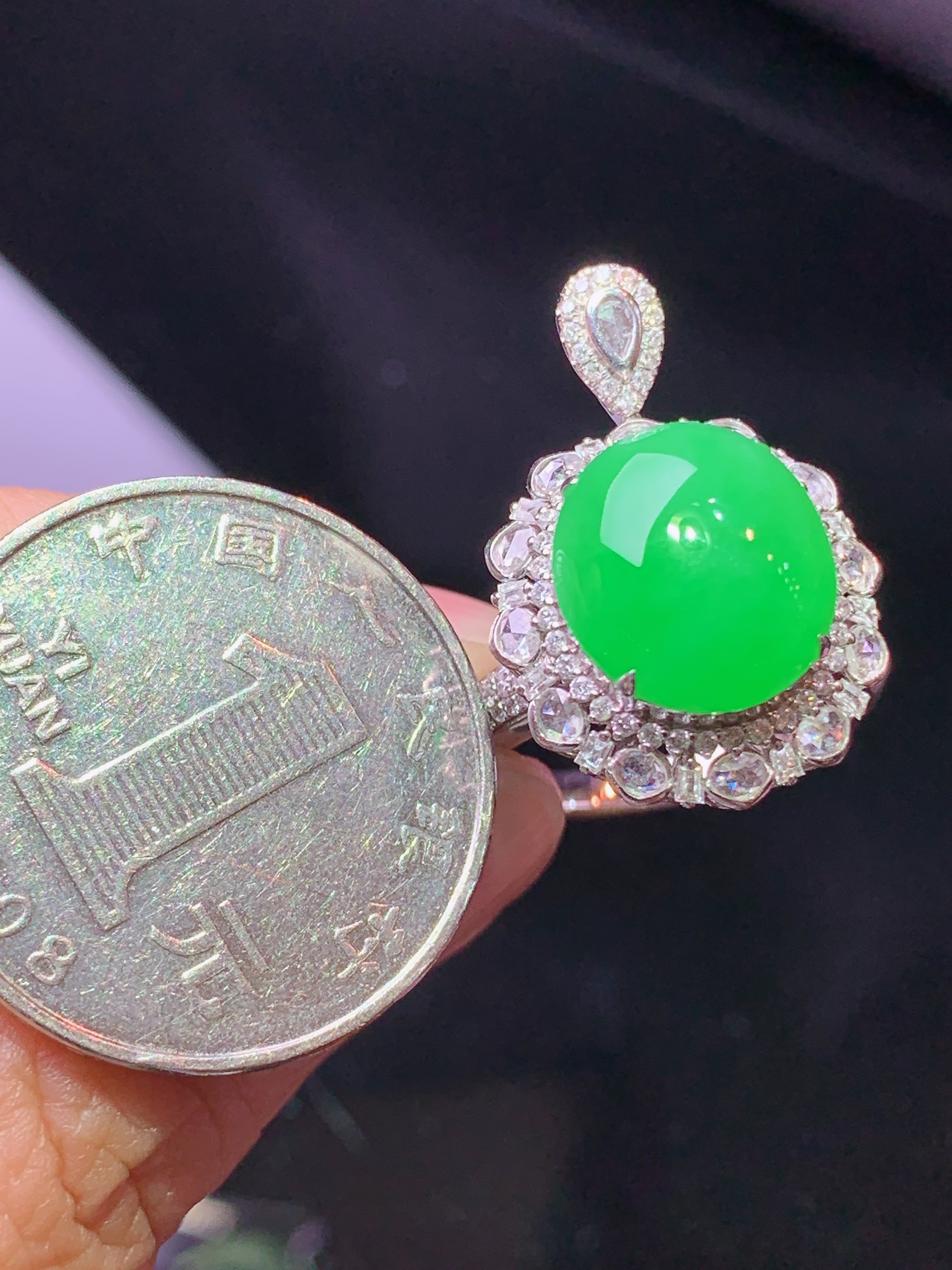 18k金钻镶嵌翠绿蛋面戒指吊坠两用款 玉质细腻 色泽艳丽清新 水润亮眼 圈口14 整体尺寸24.5*16.3*11.6k1