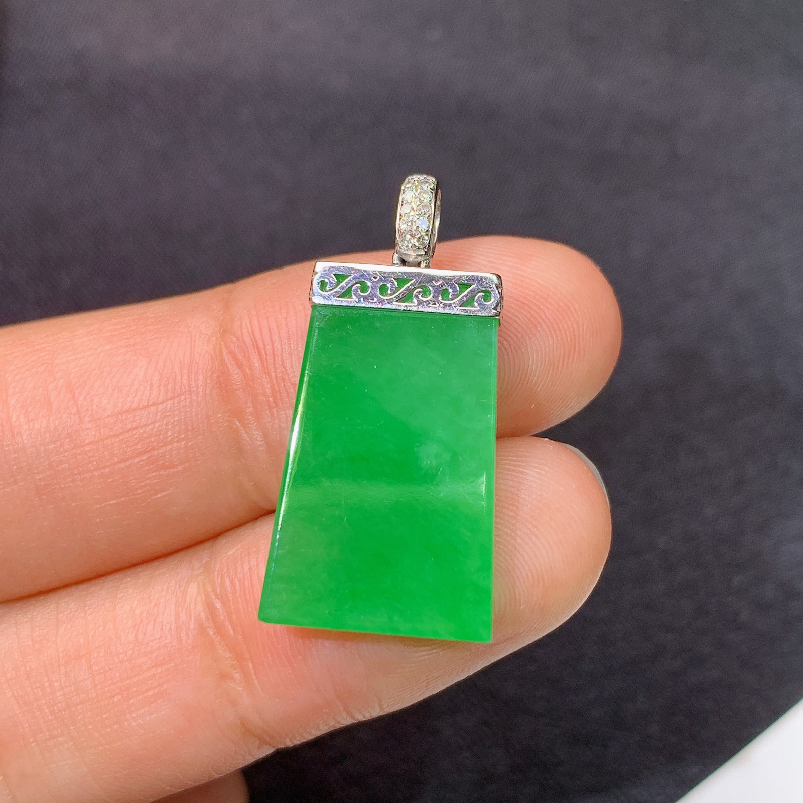 阳绿无事牌吊坠，18k金镶嵌，冰润色阳，种水足，Lh 尺寸26.2*12.8*3