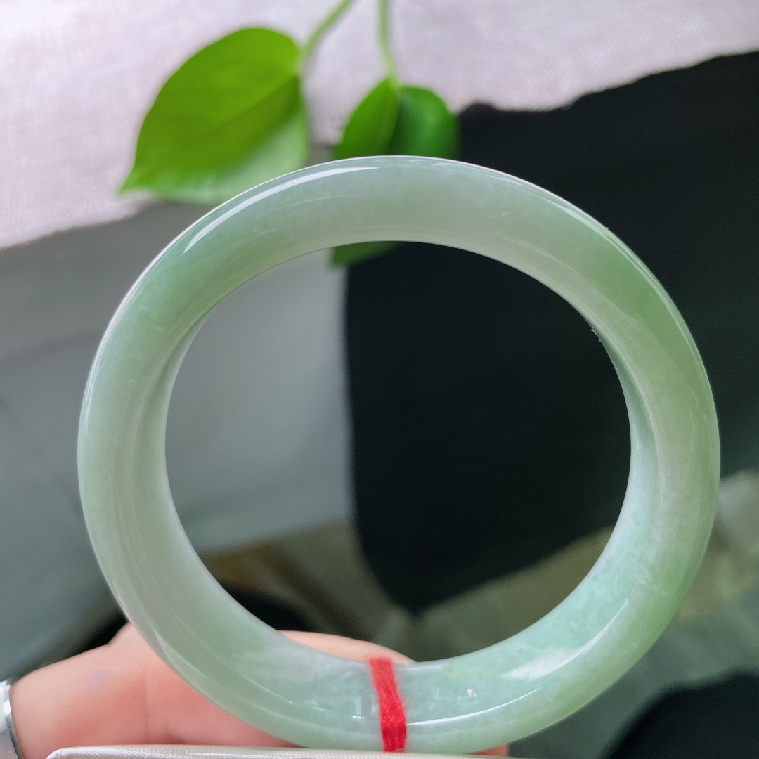 57.5/13.4/8.2，芙蓉绿正圈，料子细腻干净，水润，佩戴知性优雅，棉线，ss47151a