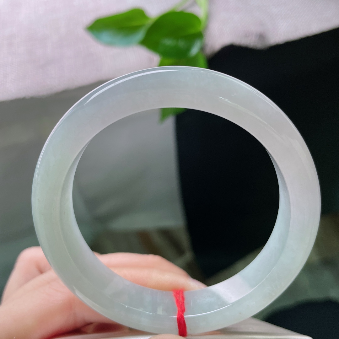 56.4/12.2/8.3，淡绿底正圈，种老水足，戴在腕上，连风的呼吸都变得更轻软了。，ss48123a