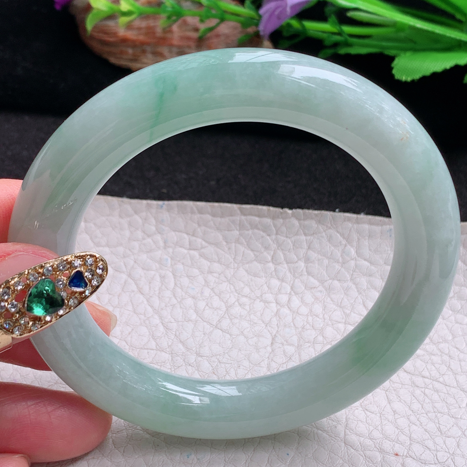 n实拍56*11*11.3美人镯 天然翡翠a货手镯飘绿大气圆条玉镯子