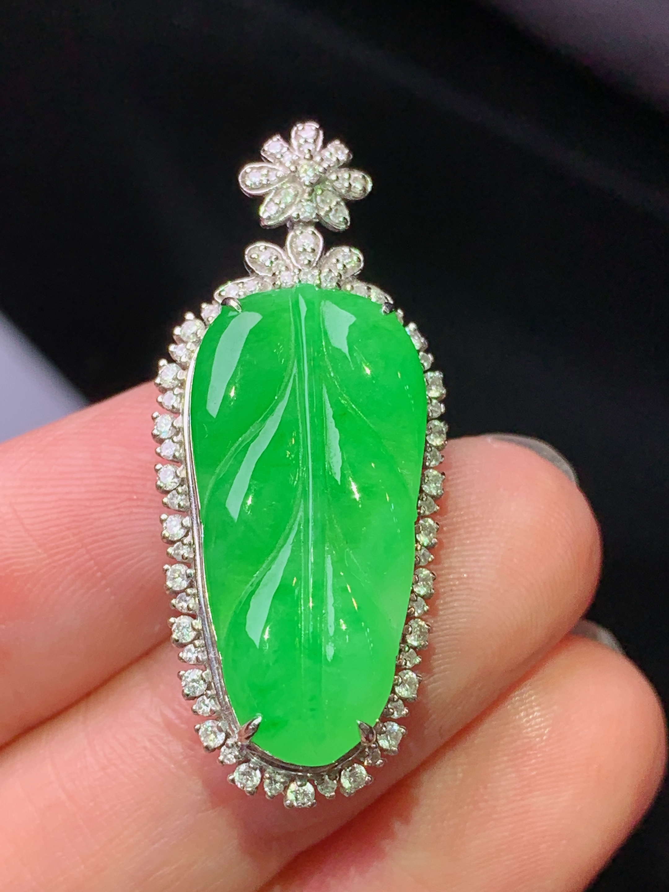 18k金钻镶嵌满绿树叶吊坠 玉质细腻 色泽艳丽清新 水润亮眼 整体尺寸34.6*14.6*8.8k1