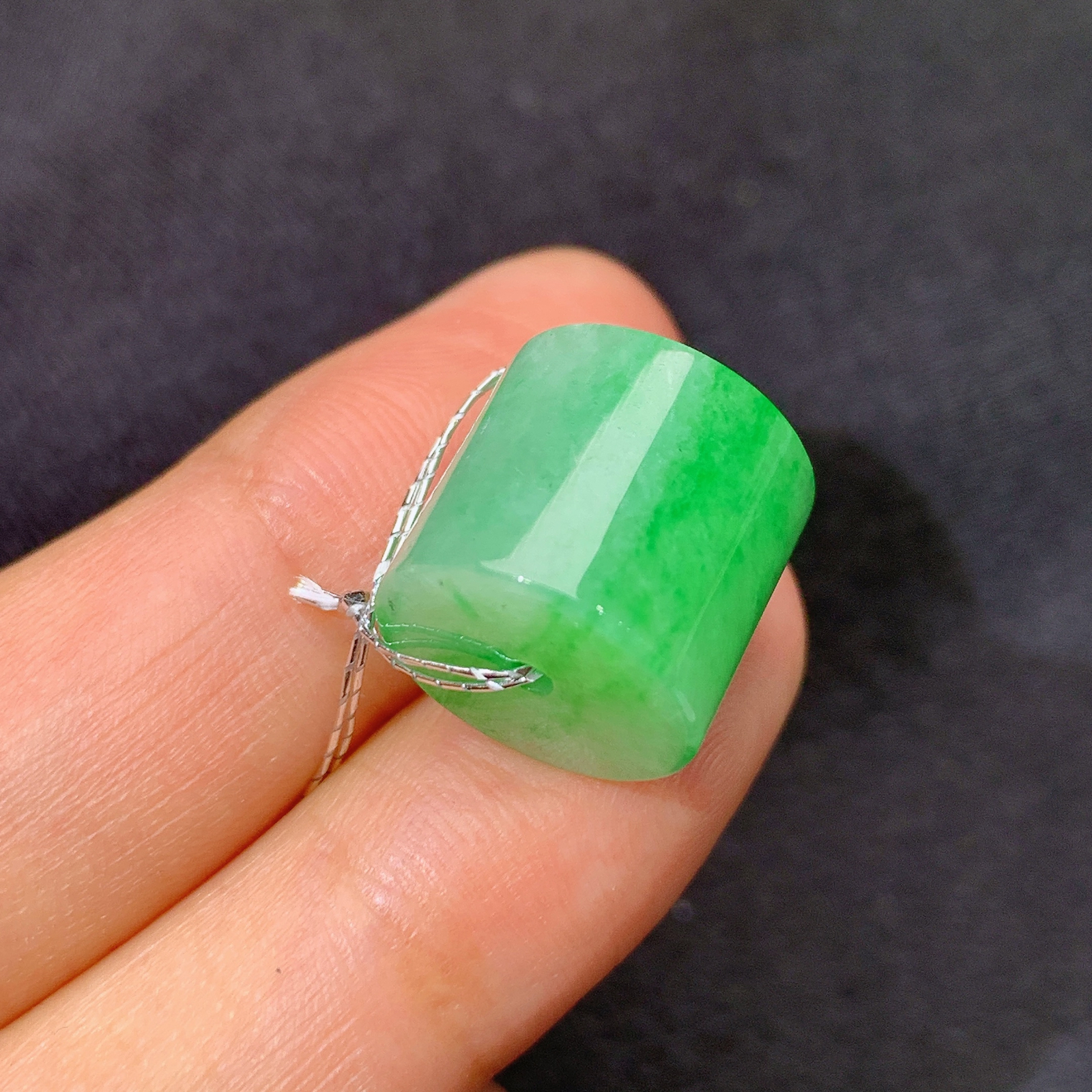 飘绿路路通，冰润色阳，玉质细腻，种水足，Qx 尺寸12*13.1