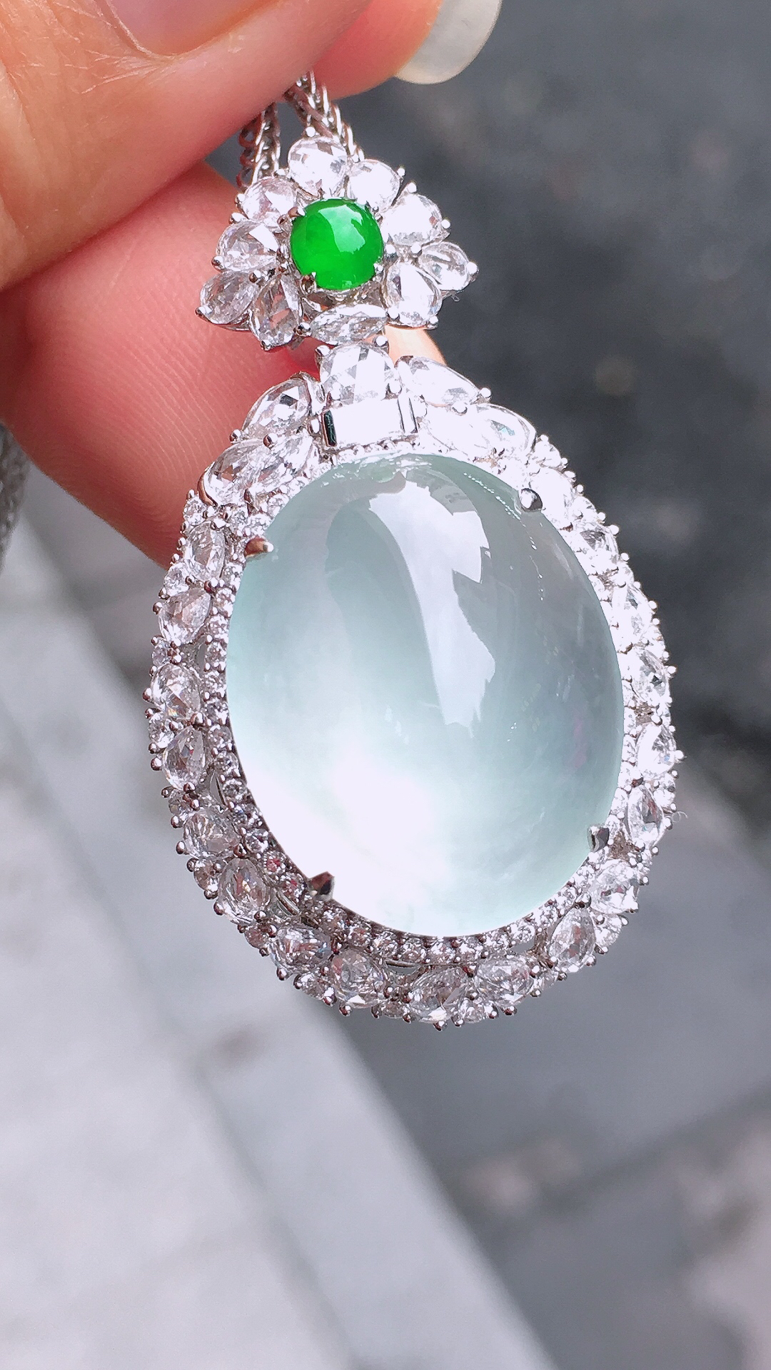 冰种蛋面吊坠，玉质细腻，荧光感超
强，饱满圆润，尽显优雅气质，18k
金豪华镶嵌