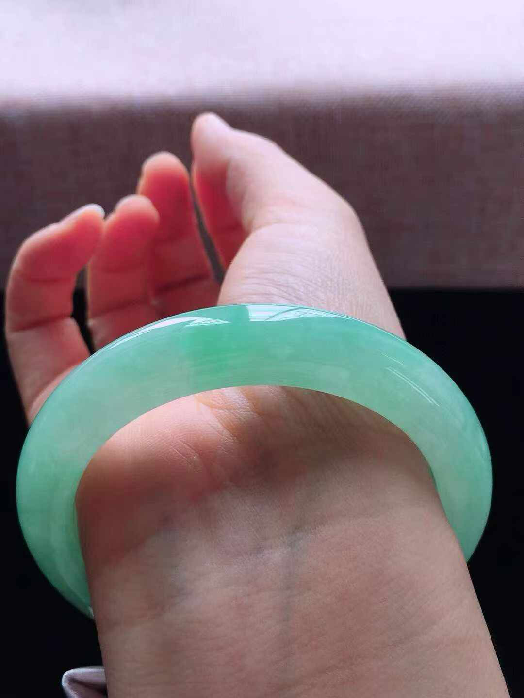 【翡翠名称】老坑种冰飘绿56.3正圈口手镯
【翡翠尺寸】56.3*11.5*9mm适合55-57.5正圈口佩戴
【翡翠描述】宝贝种老水足，玉质细腻，色泽靓丽，性价比高，佩戴效果好！
【其它赠送】权威证书/精美挂绳盒子/支持全国复检