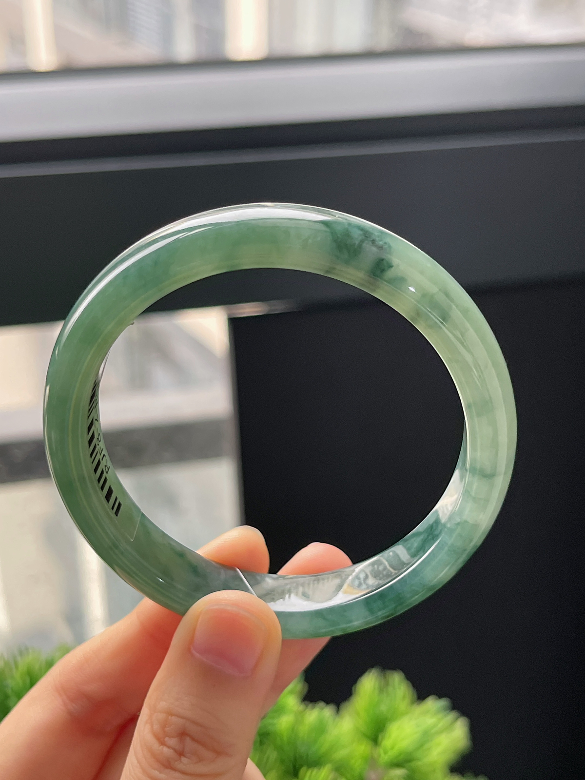 正圈55.8圈口，翡翠冰糯种飘绿手镯