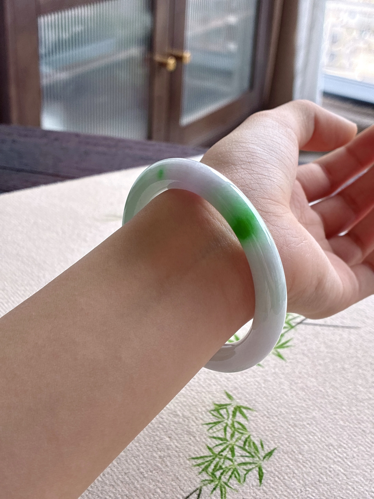 【手镯】🫧圆条 圈口53 54
【尺寸】52.4-8.8-9.3
【说明】白底青 飘绿花 冰飘花 小圈口 种老细腻 缅甸A货翡翠 无纹裂