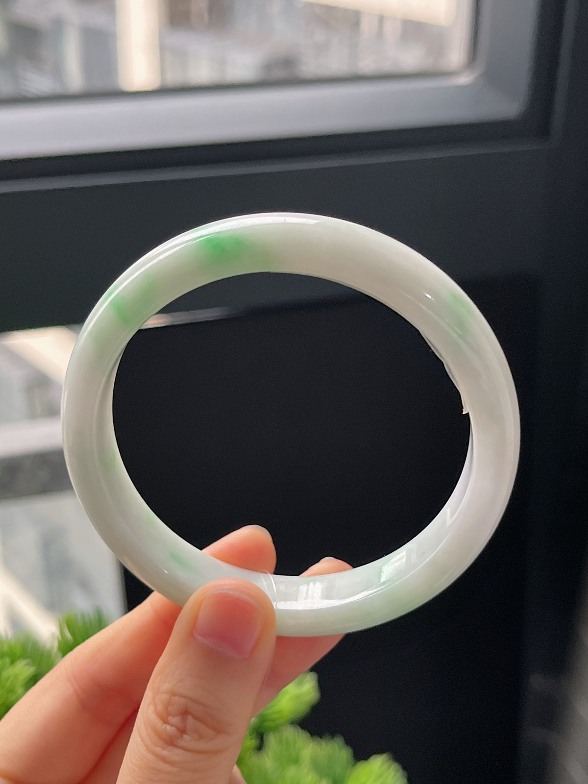 正圈59圈口，翡翠糯化种飘绿白底青手镯