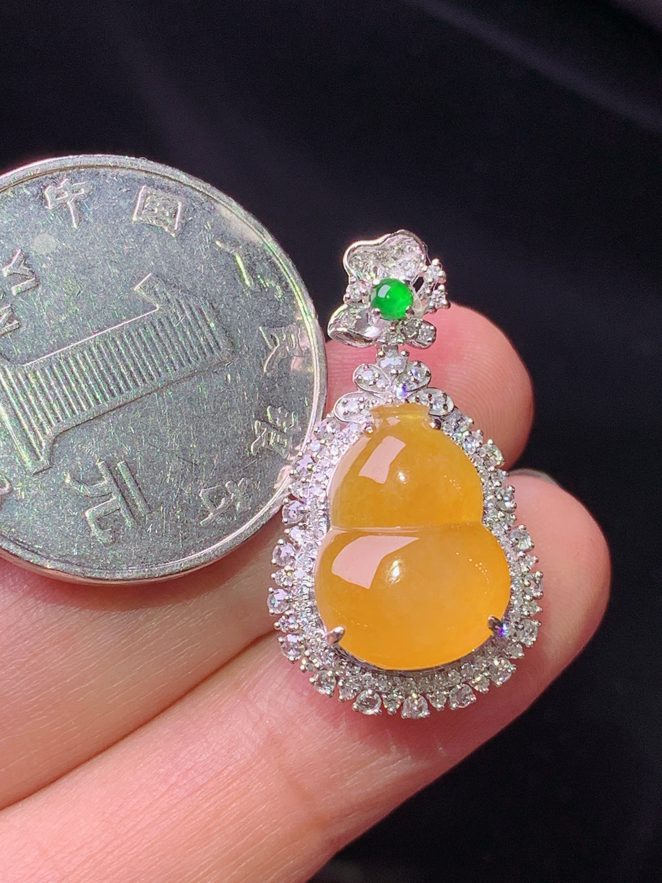 18k金钻镶嵌黄翡葫芦吊坠 玉质细腻 色泽艳丽清新 水润亮眼 整体尺寸27*15.5*9.8k1