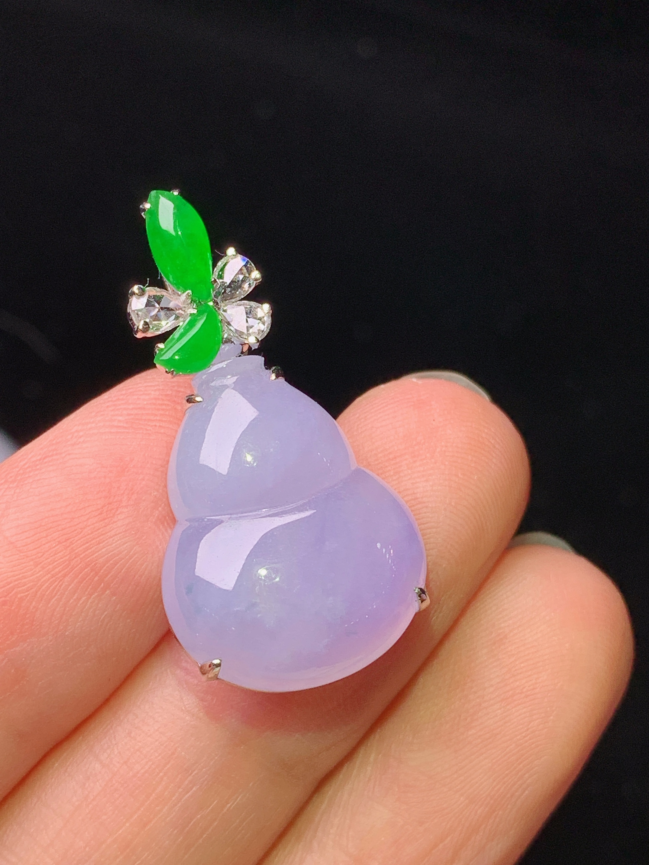 18k金钻镶嵌淡紫罗兰葫芦吊坠 玉质细腻 色泽艳丽清新 水润亮眼 整体尺寸28.6*14.6*7m5