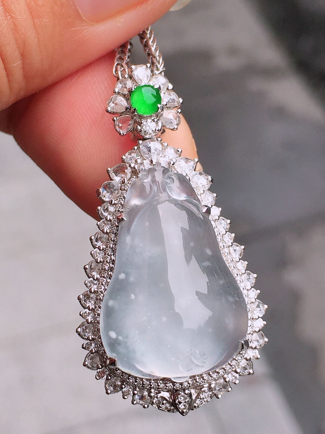 冰种福瓜吊坠，玉质细腻，荧光感超
强，饱满圆润，尽显优雅气质，18k
金豪华镶嵌