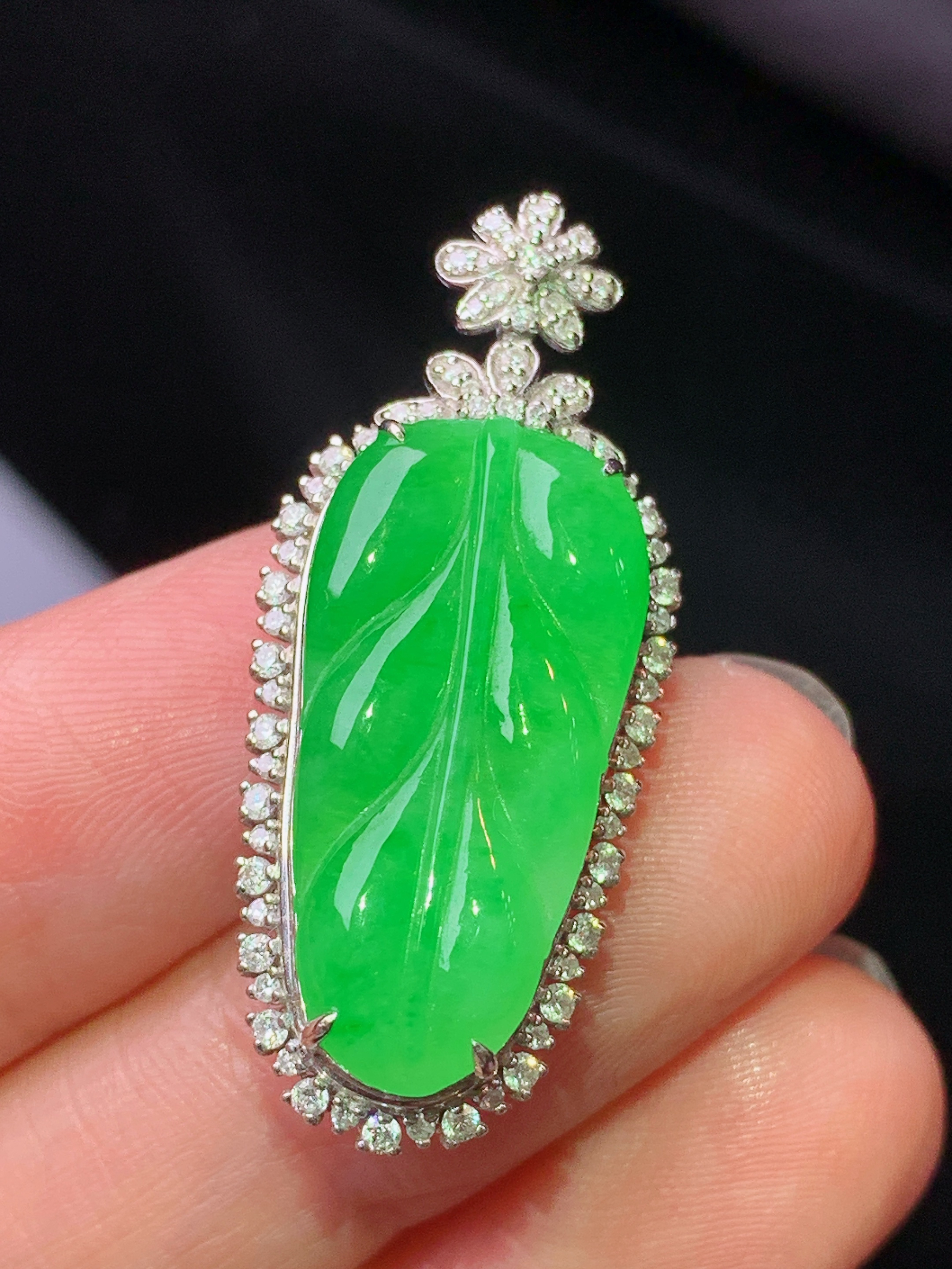 18k金钻镶嵌满绿树叶吊坠 玉质细腻 色泽艳丽清新 水润亮眼 整体尺寸34.6*14.6*8.8k1