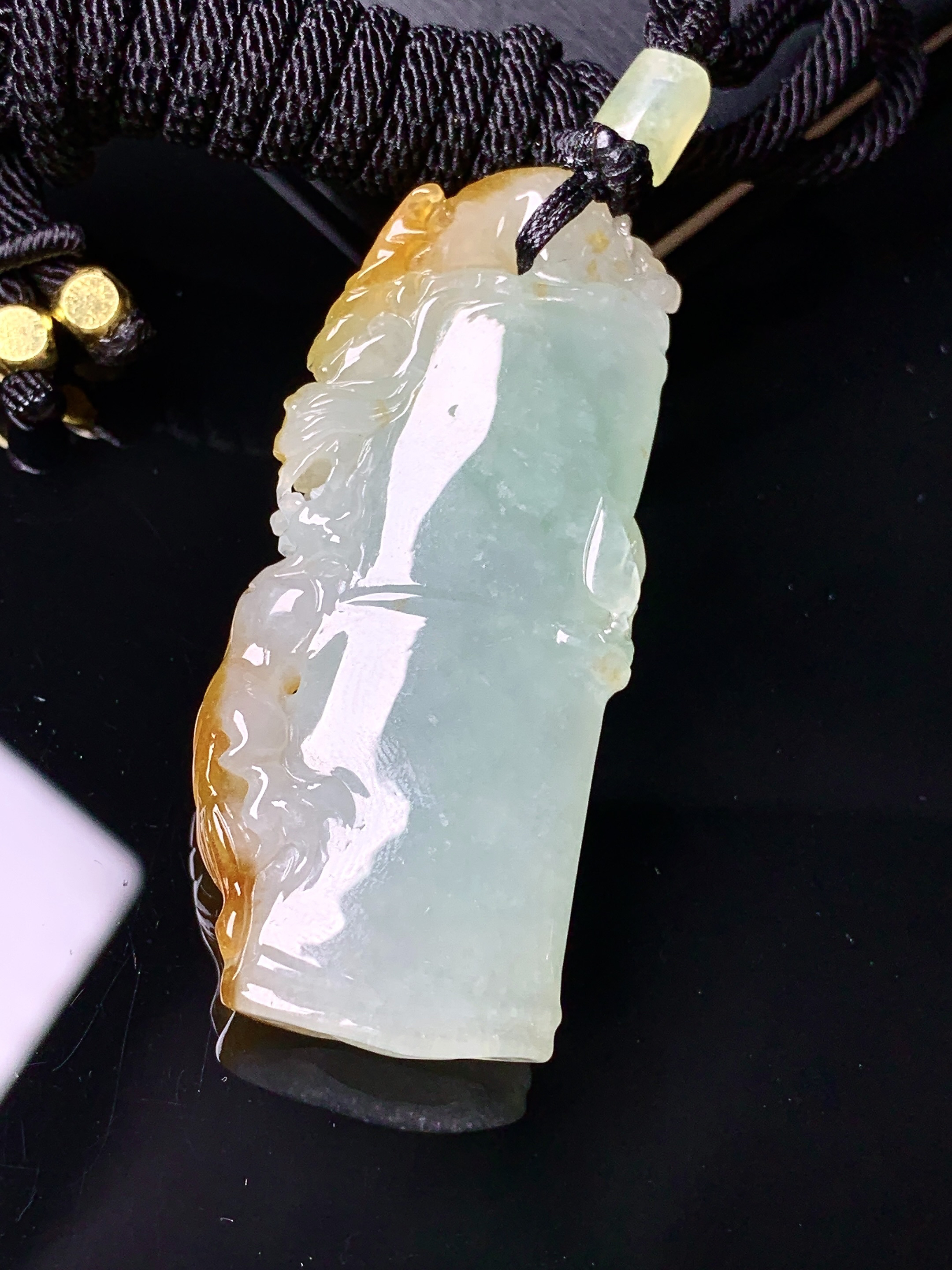 淡绿飘黄翡竹节吊坠 玉质细腻 色泽艳丽清新 水润亮眼 整体尺寸49.2*21.5*6.8L1