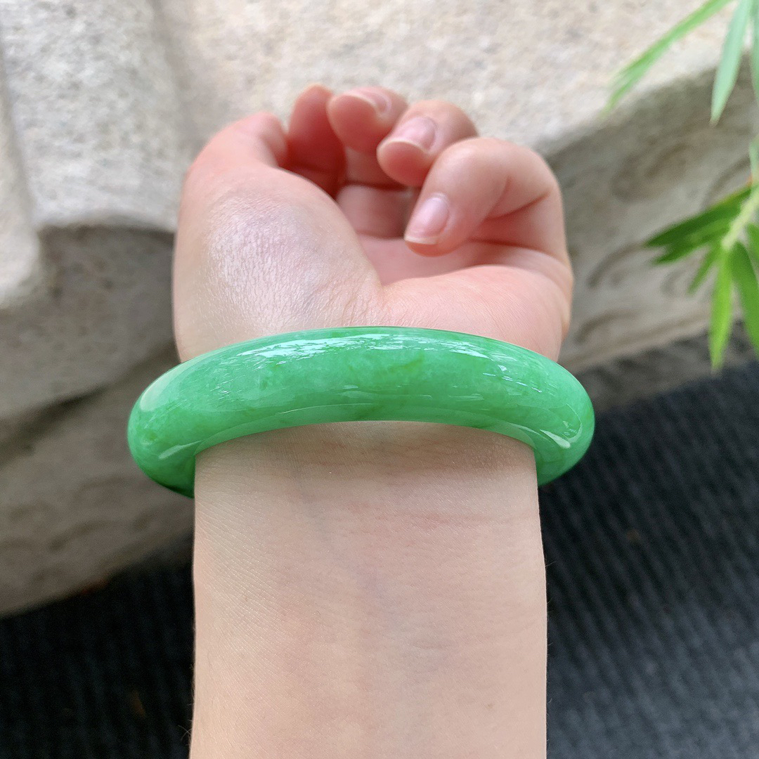 正圈55 56
【圈口】56/12/8.9
【描述】辣绿，满绿，水润，种老，无裂纹！