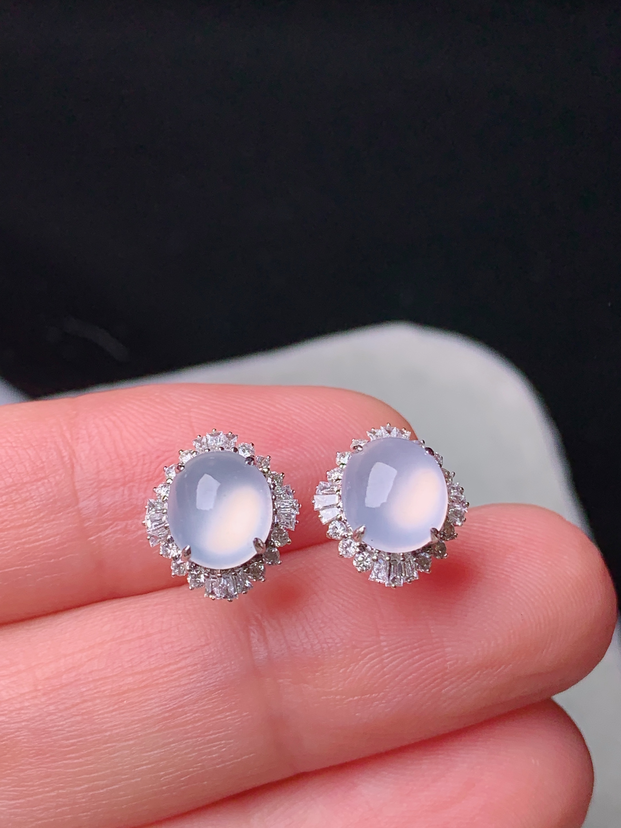 18k金钻镶嵌冰种蛋面耳钉 玉质细腻 色泽艳丽清新 水润亮眼 整体尺寸10.8*9.6*6.2t5