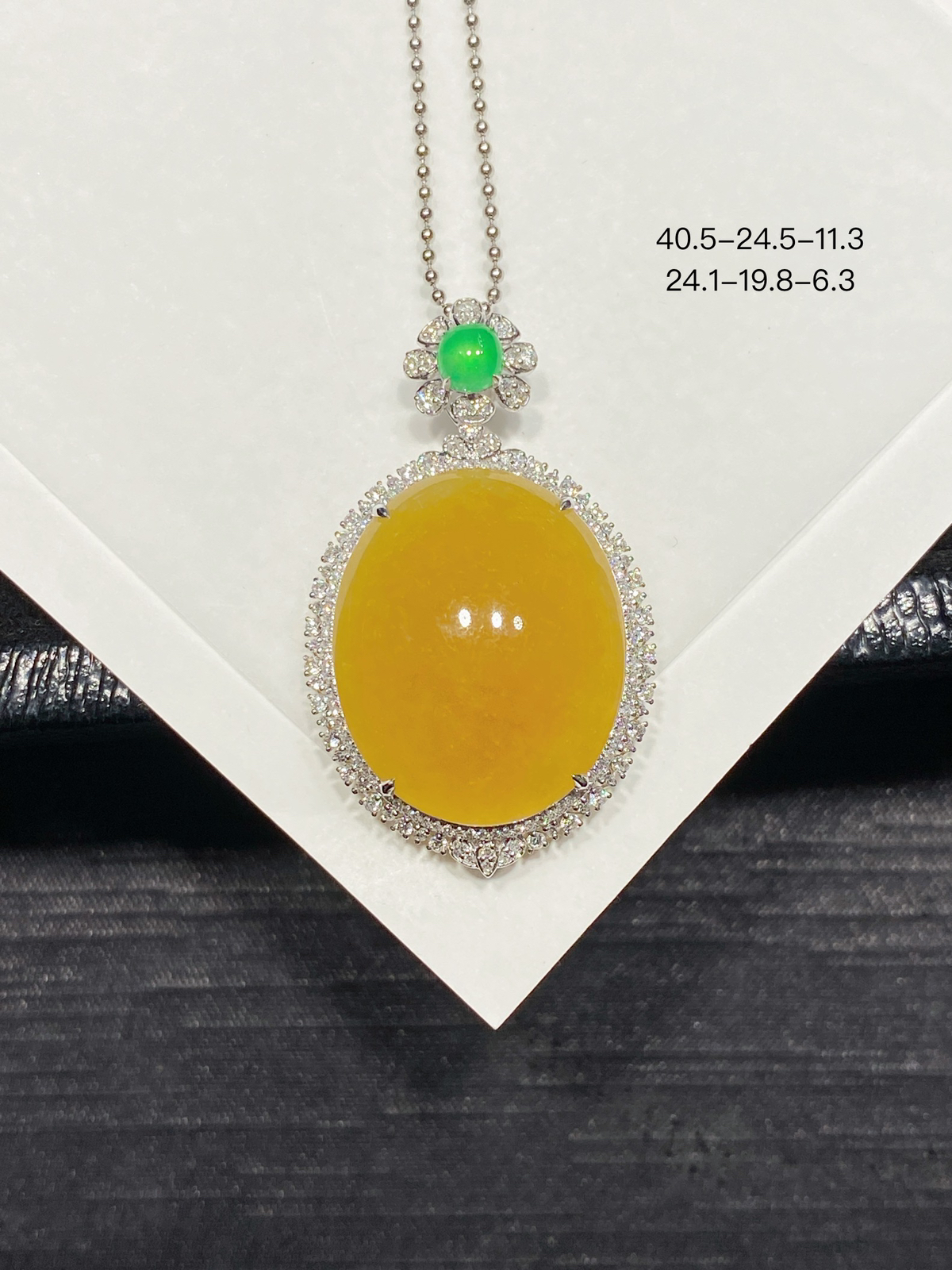 黄翡·蛋面
18K黄翡大蛋面，暖光凝金，贵气十足