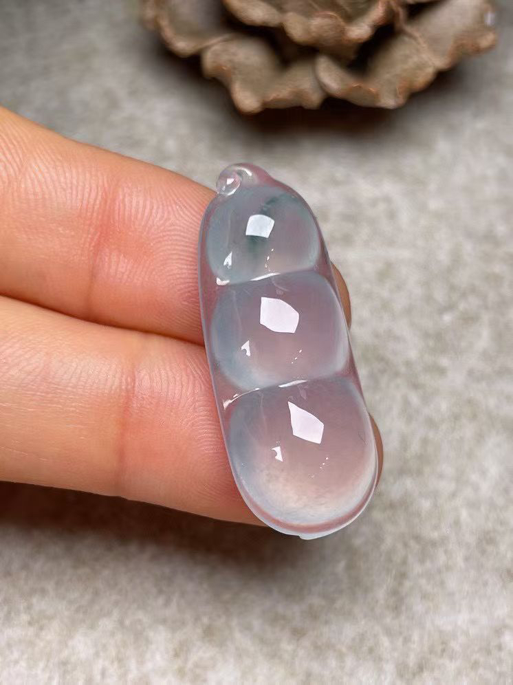 冰种飘花【福豆】吊坠，种水好，玉质细腻 ，卖相好‘