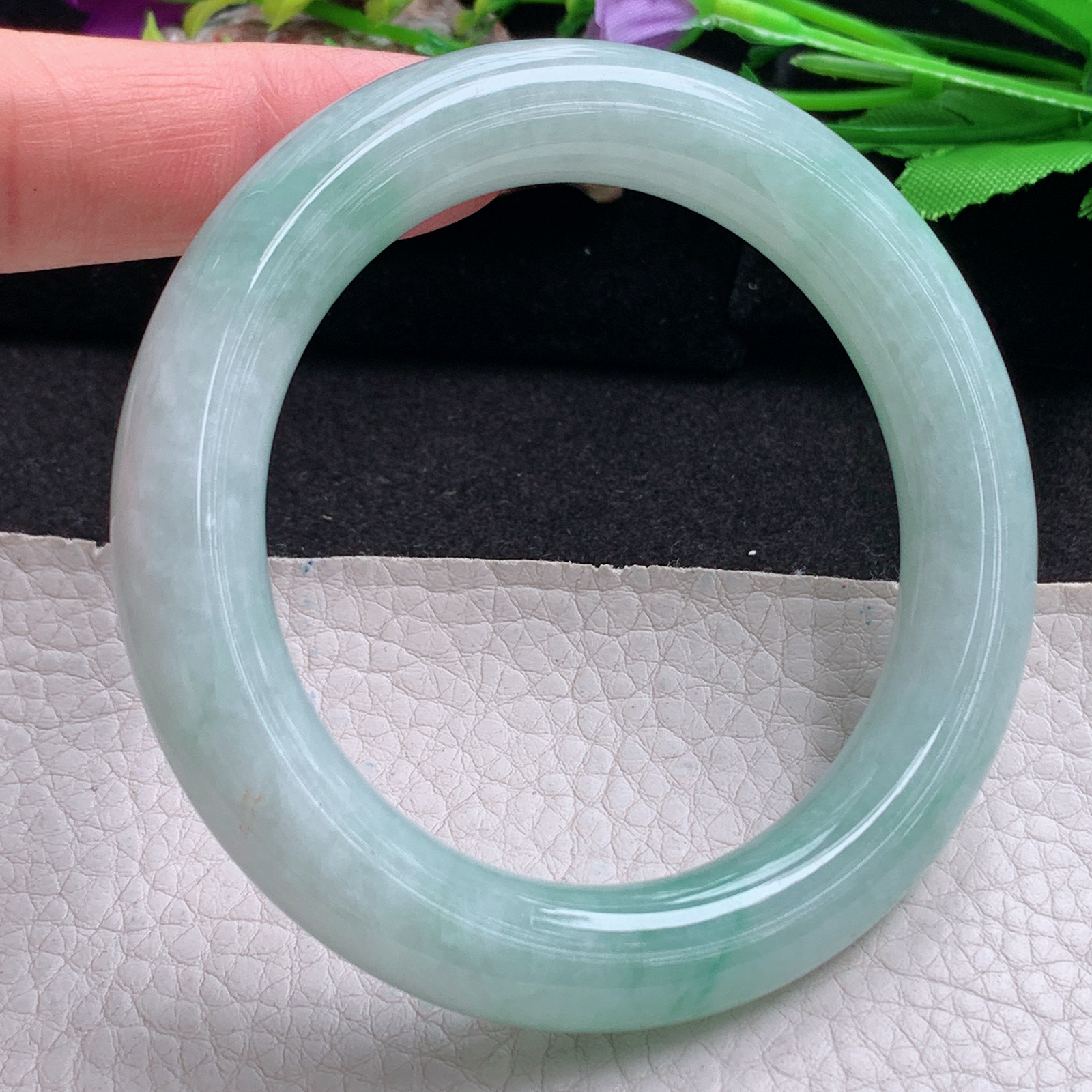 n实拍56*11*11.3美人镯 天然翡翠a货手镯飘绿大气圆条玉镯子