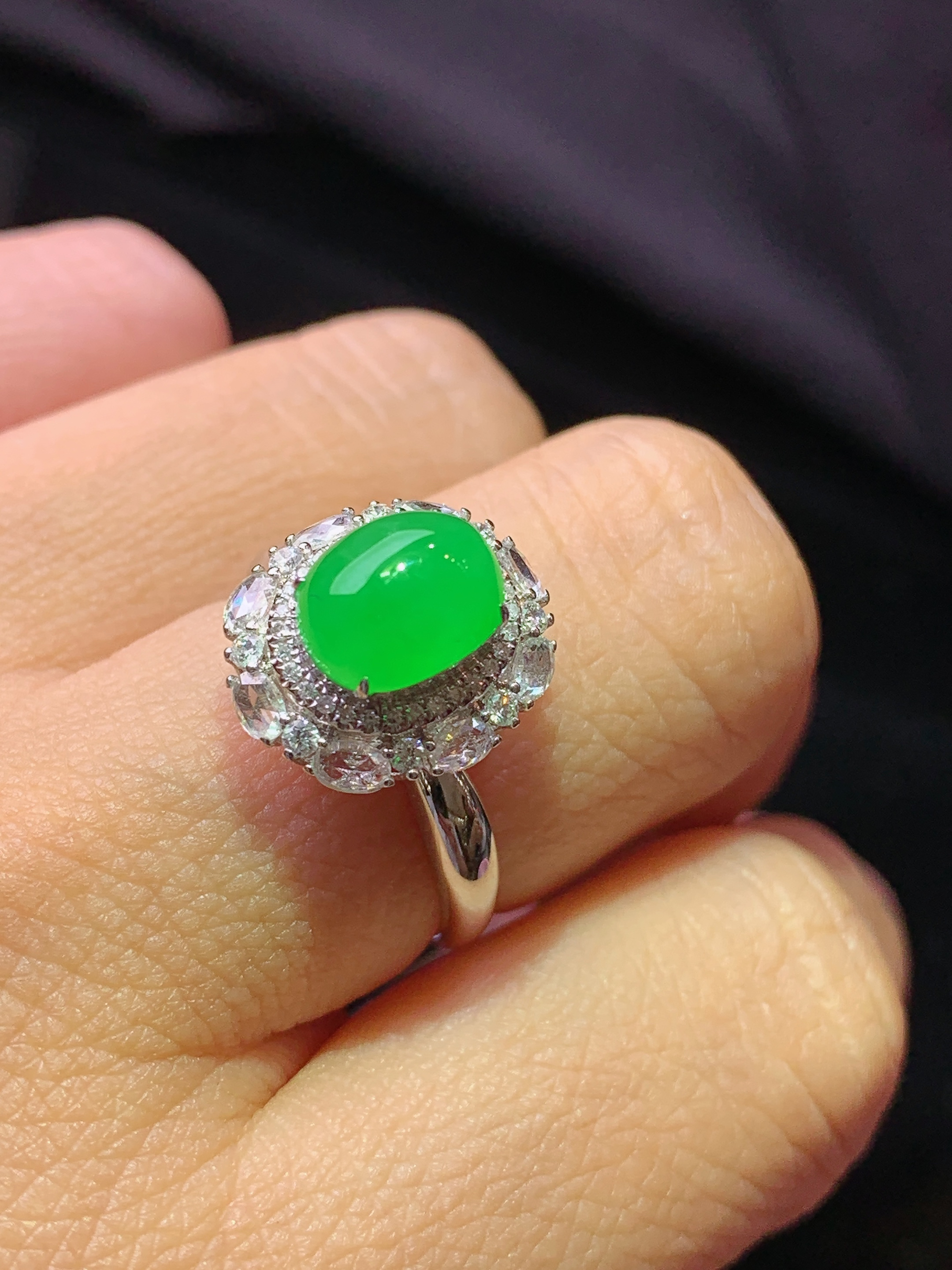 18k金钻镶嵌翠绿蛋面戒指 玉质细腻 色泽艳丽清新 水润亮眼 圈口13.5整体尺寸14*12.2*12k1