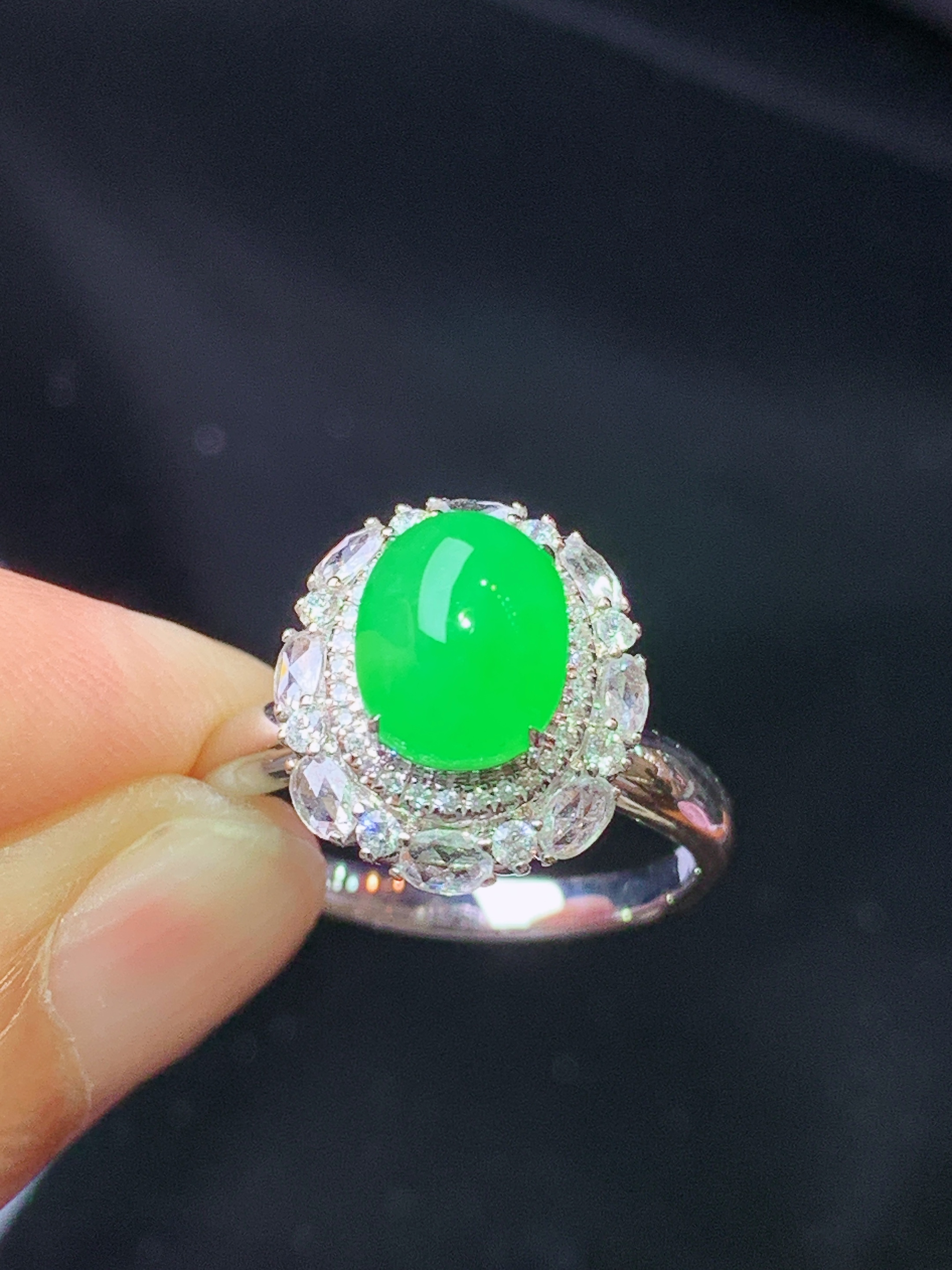 18k金钻镶嵌翠绿蛋面戒指 玉质细腻 色泽艳丽清新 水润亮眼 圈口13.5整体尺寸14*12.2*1