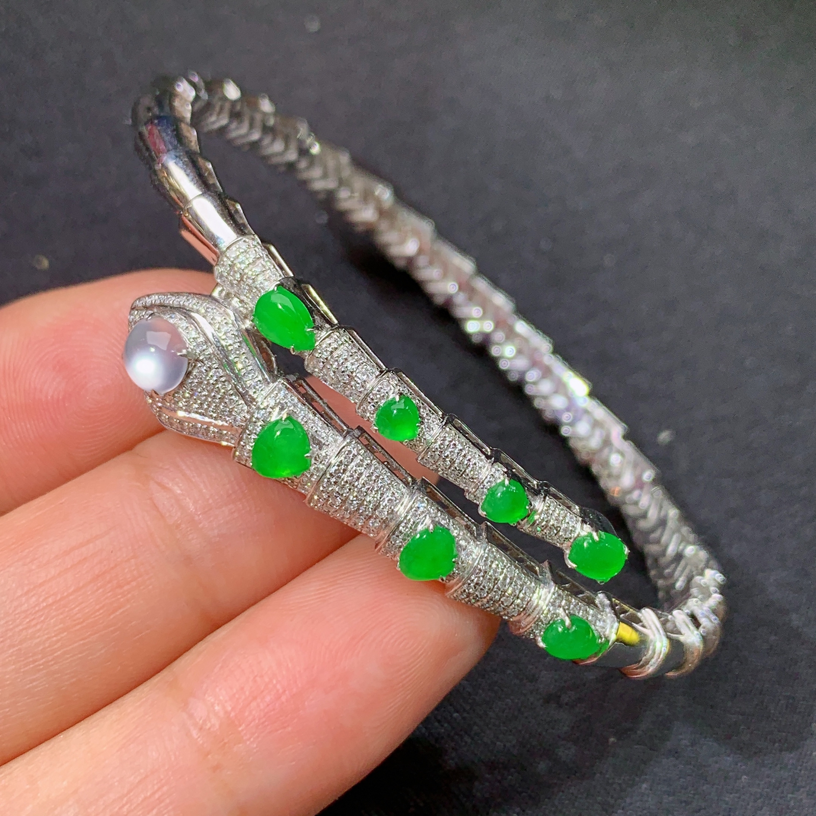 冰阳绿水滴手镯，18k金镶嵌，款式新颖，冰润色阳，种水足，Mi 圈口55.1 裸石4.6*4.3*2