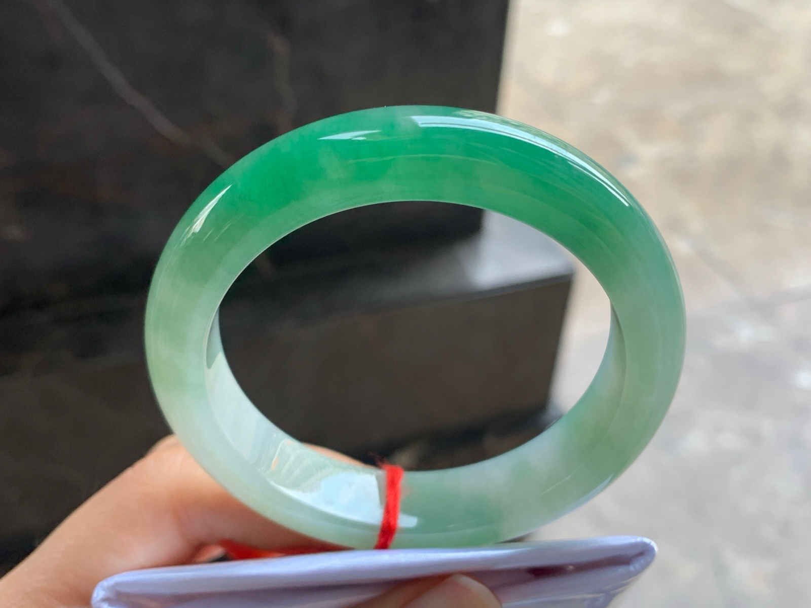 55-12.8-8.9

绿色手镯^_^鲜艳 玉质温润