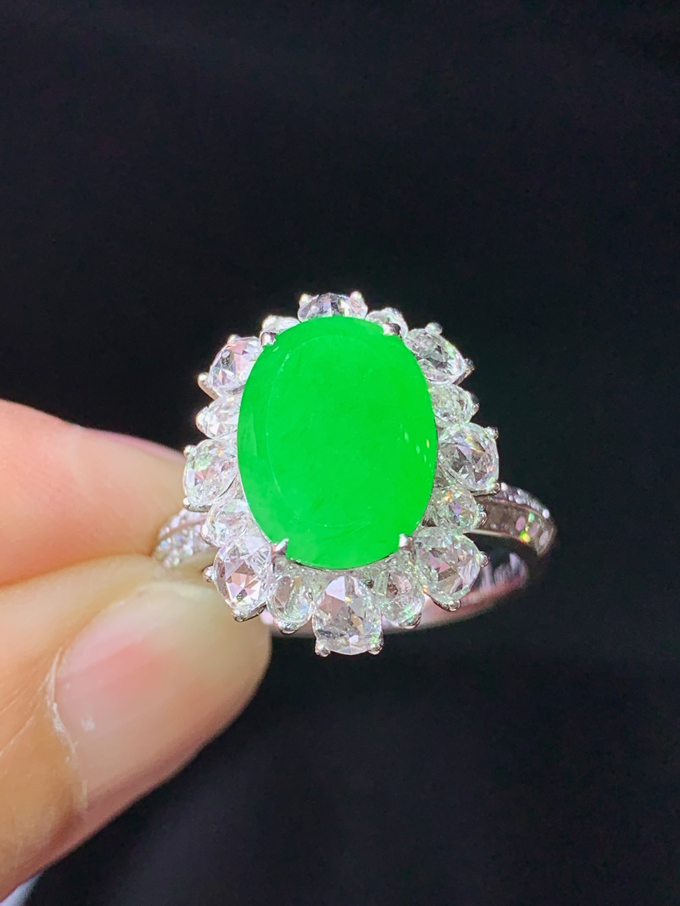 18k金钻镶嵌满绿蛋面戒指 玉质细腻 色泽艳丽清新 水润亮眼 圈口13.5 整体尺寸17*14*10.5m5