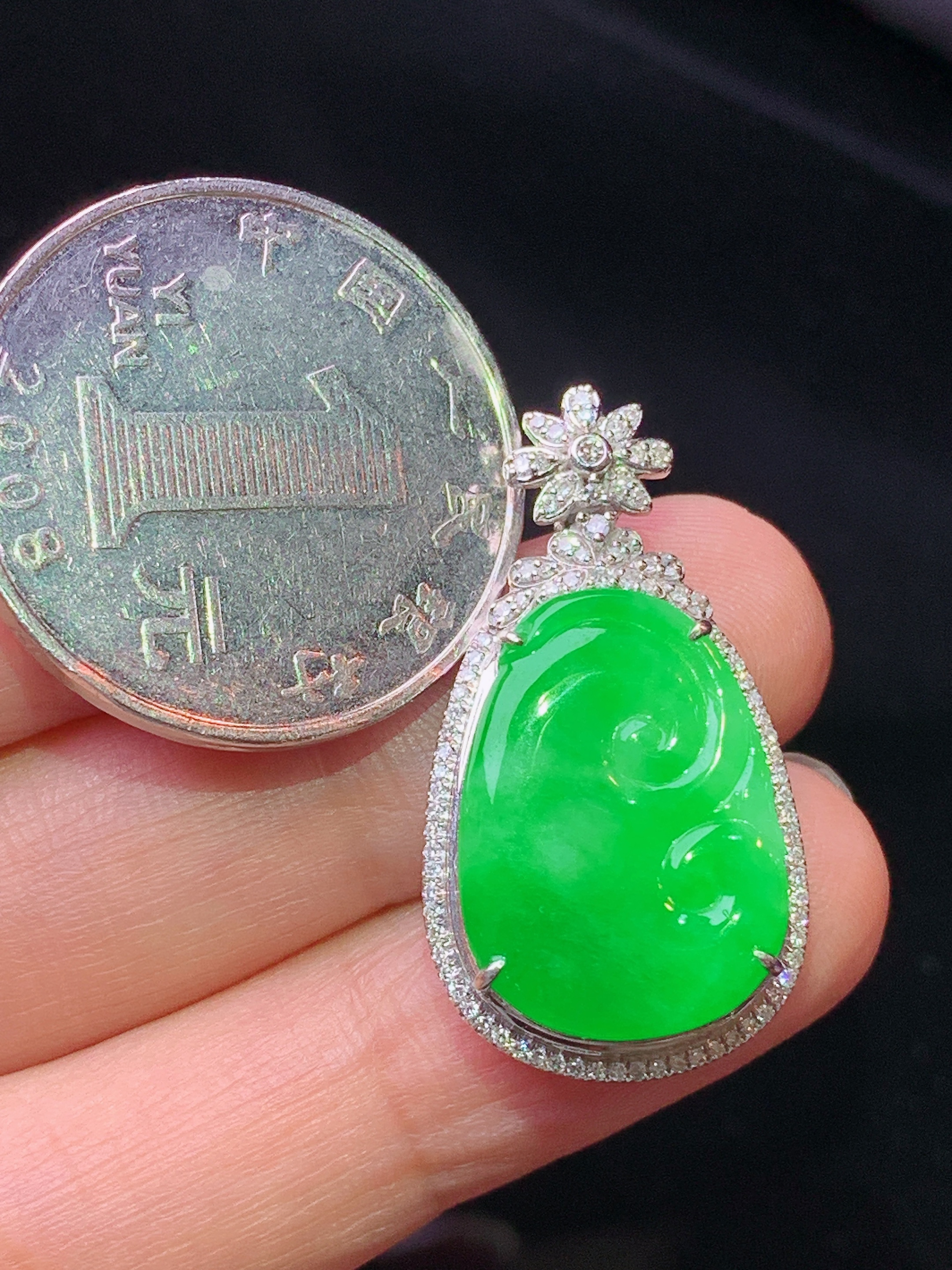 18k金钻镶嵌翠绿如意吊坠 玉质细腻 色泽艳丽清新 水润亮眼 整体尺寸29.5*16.2*6.2k1