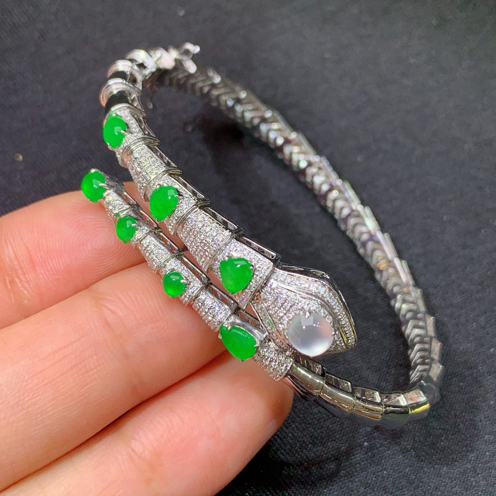 冰阳绿水滴手镯，18k金镶嵌，款式新颖，冰润色阳，种水足，Mi 圈口55.1 裸石4.6*4.3*2